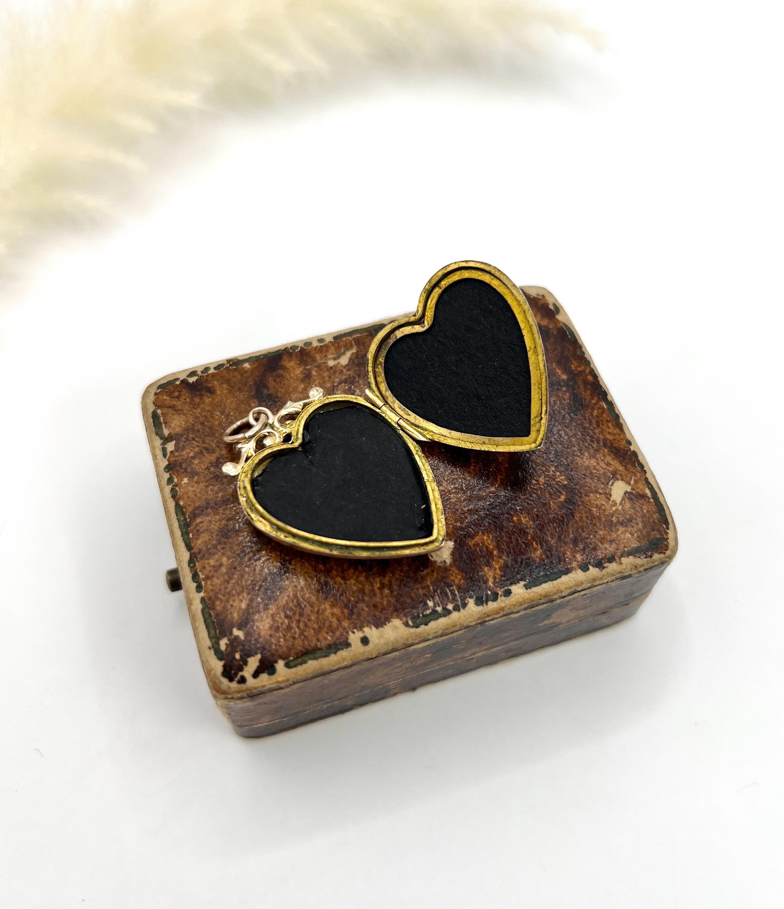 Medaglione in oro rosa 9ct con retro e fronte, a forma di cuore edoardiano, con rondine in perle di seme in vendita 1