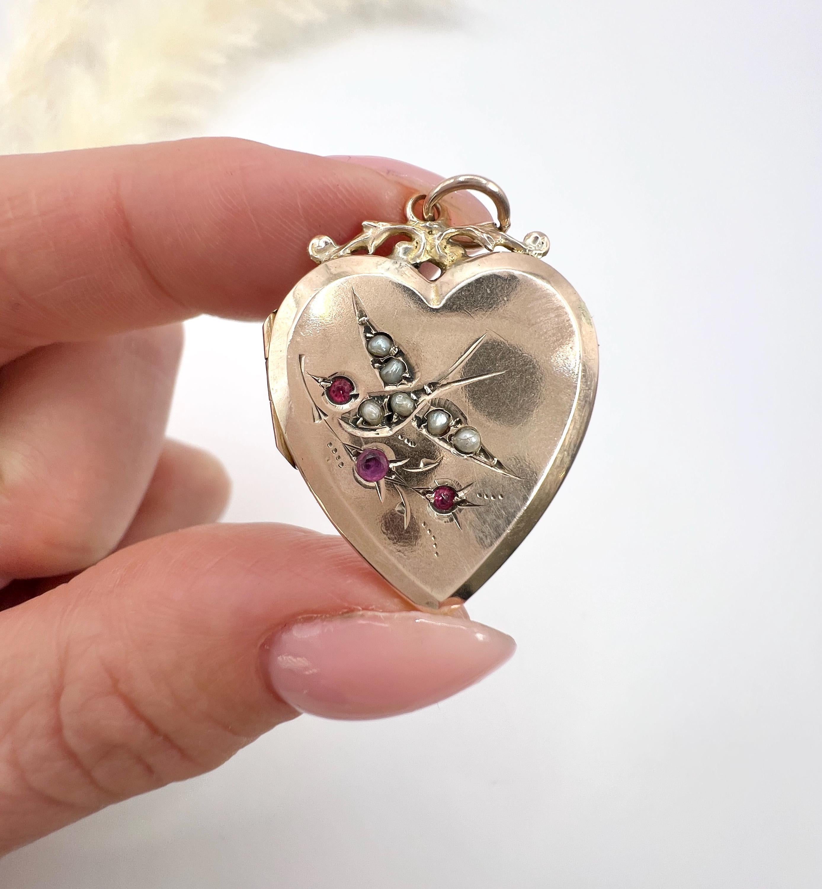 Medaglione in oro rosa 9ct con retro e fronte, a forma di cuore edoardiano, con rondine in perle di seme in vendita 2