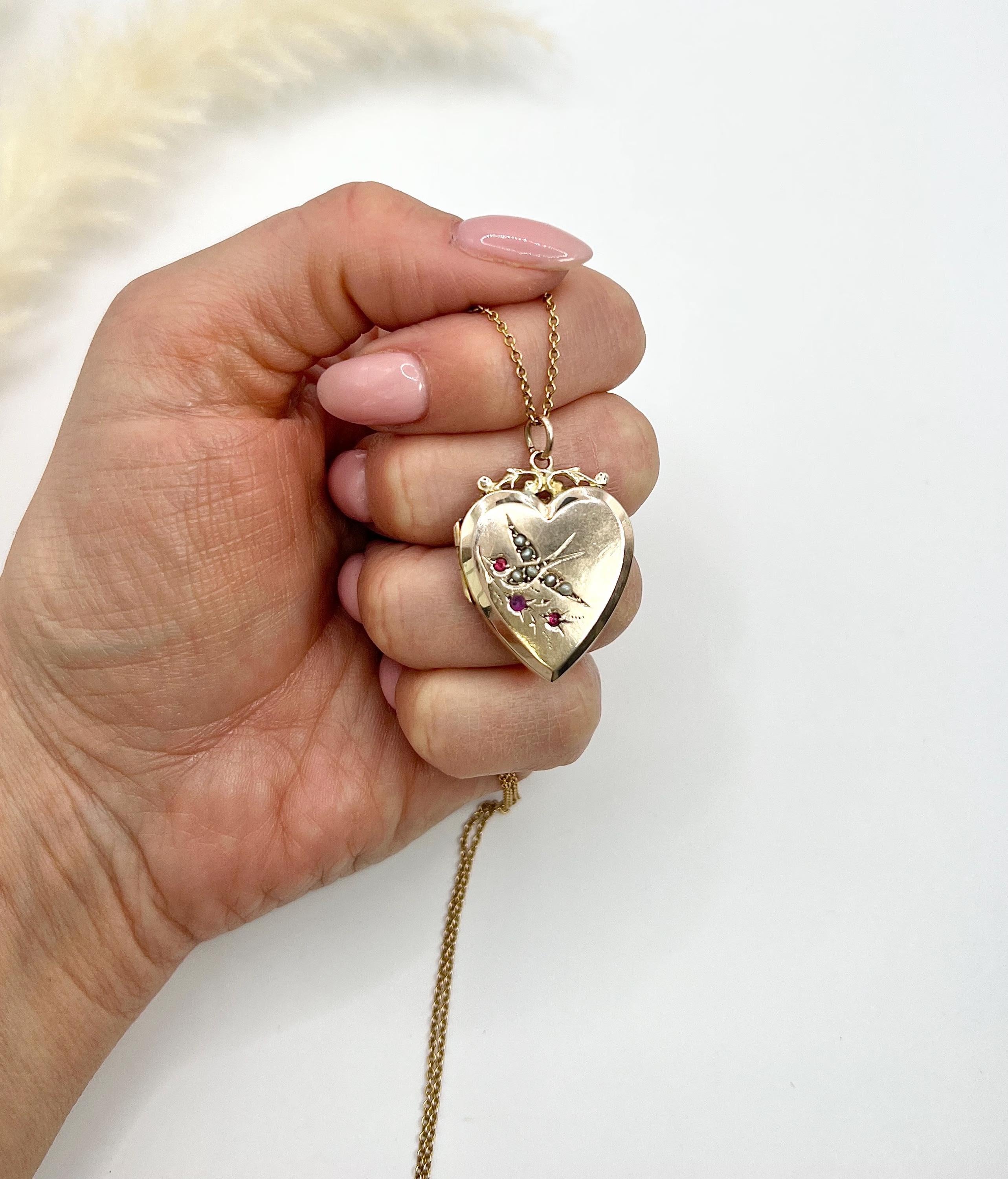 Medaglione in oro rosa 9ct con retro e fronte, a forma di cuore edoardiano, con rondine in perle di seme in vendita 3