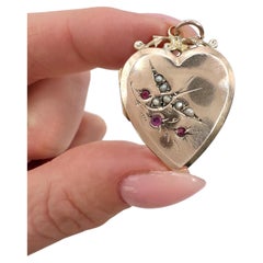 Médaillon en or rose 9ct en forme de coeur, perles de rocaille et hirondelle, de style édouardien.