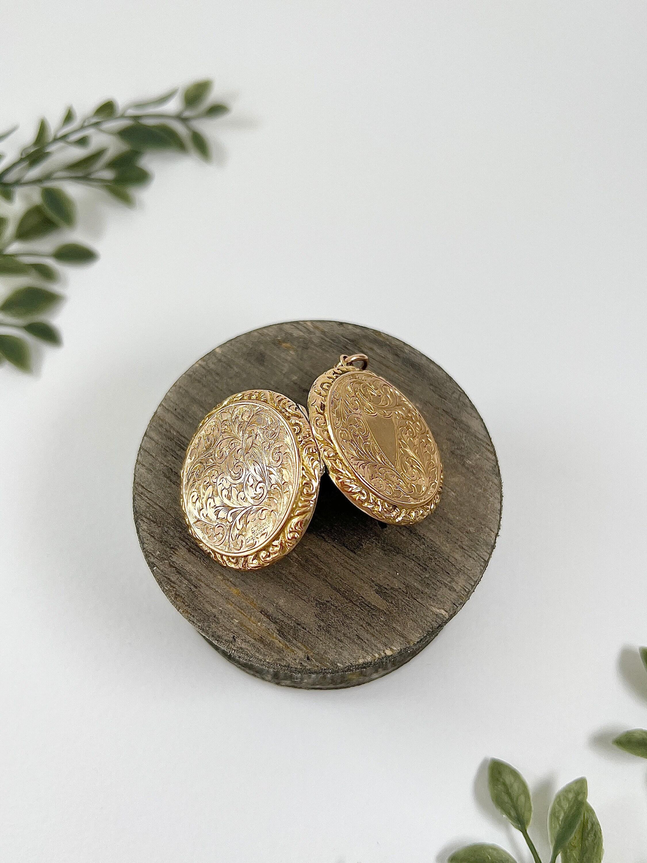 Medaglione rotondo con scudo floreale inciso in oro rosa 9ct con retro e fronte timbrati in vendita 3