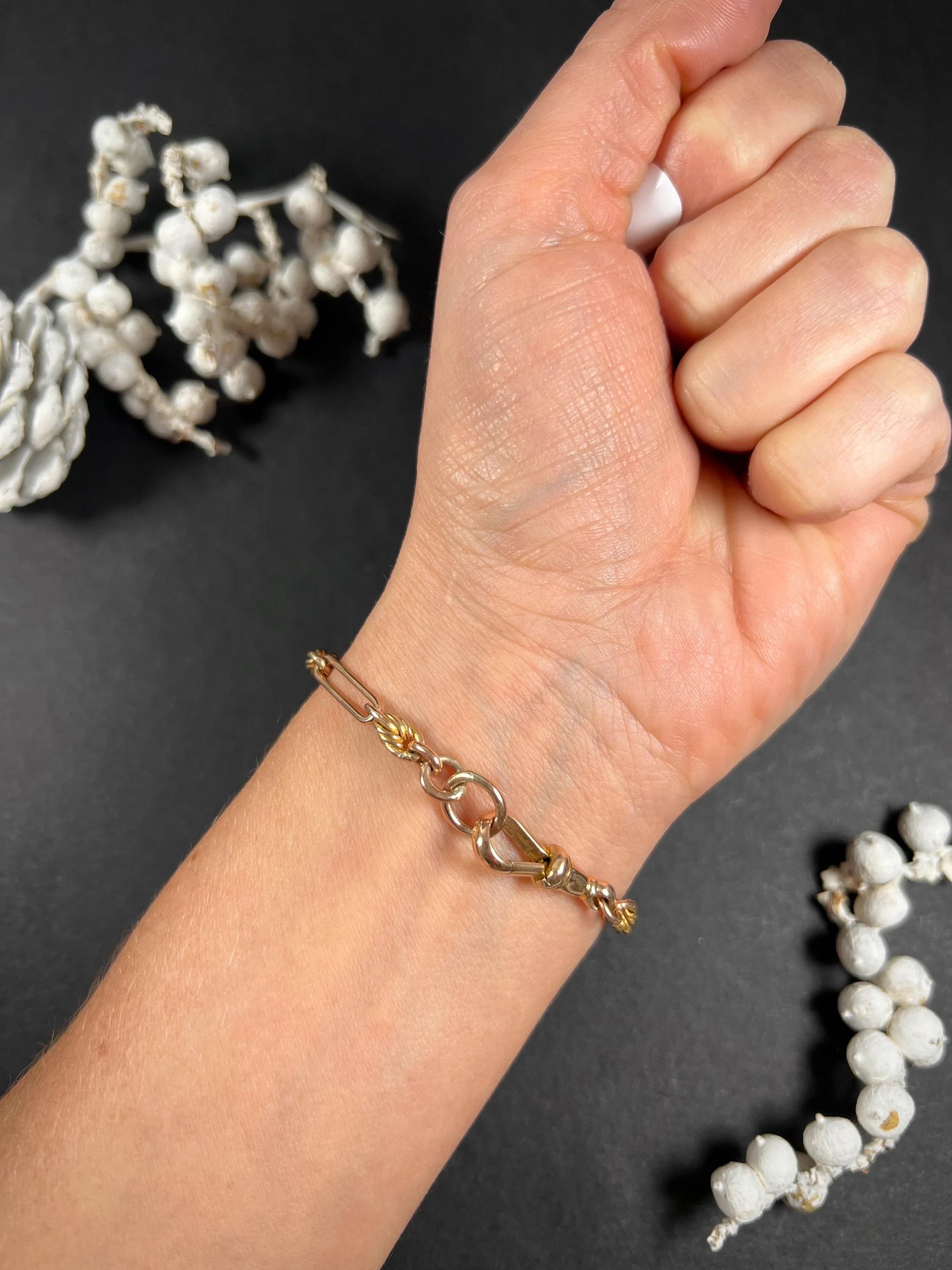 Antique Trombone Bracelet 

9ct Rose Gold Stamped

Hallmarked Birmingham 1909

This 9ct rose gold Edwardian trombone link bracelet is an exquisite piece of jewellery that is sure to capture your attention. This bracelet is crafted with the finest