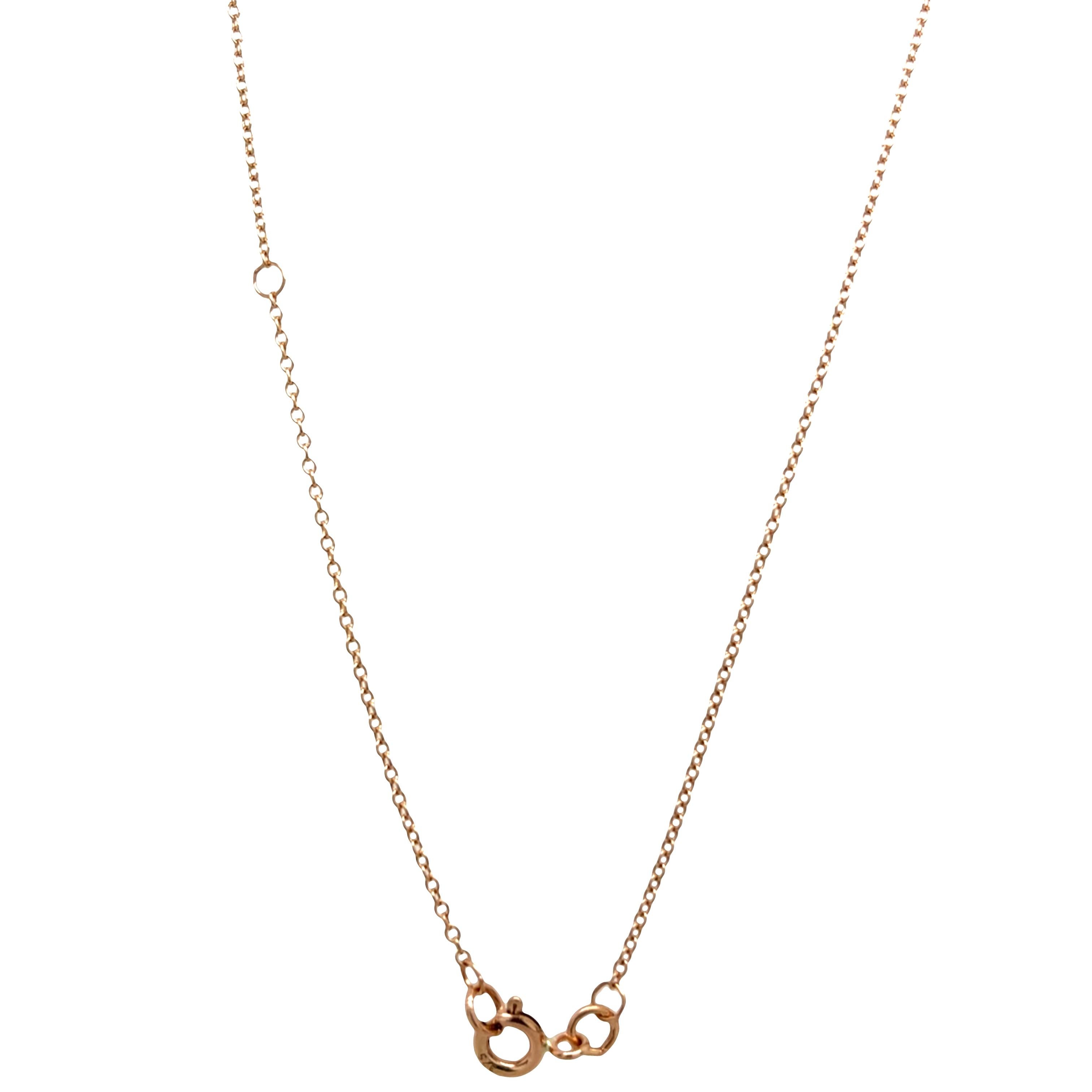 Nuova collana Hamza con diamanti incastonati in oro rosa 9ct di alta qualità con 0,33ct di diamanti naturali su una catena in oro rosa 9ct da 16/18''

Peso totale dei diamanti: 0,33ct
Colore del diamante: G/H.
Chiarezza del diamante: SI
Peso totale: