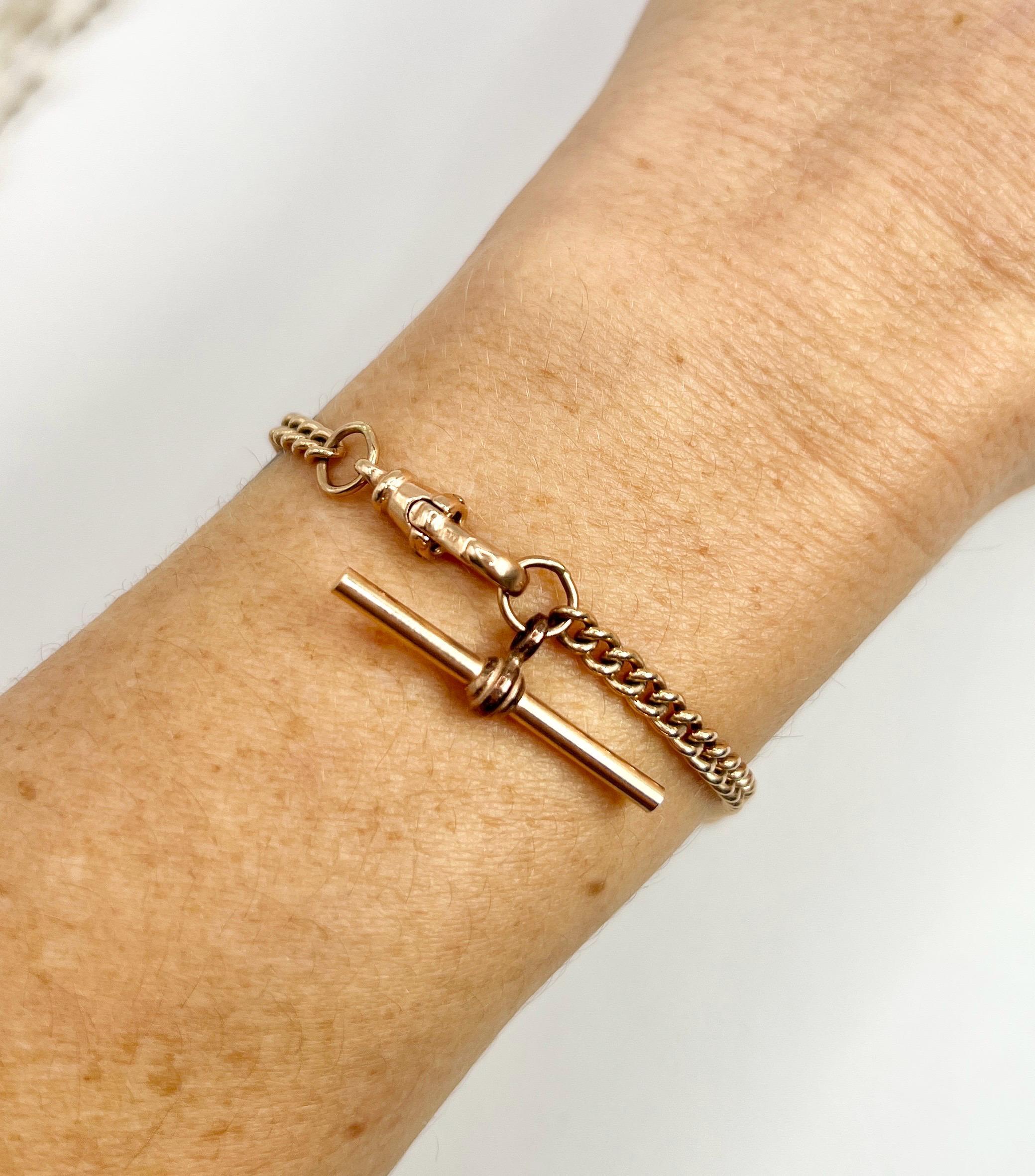 Pulsera antigua Albert 

Oro rosa de 9 ct estampado

Marca de fábrica A J S

Alrededor de 1900

Retrocede en el tiempo con este exquisito brazalete Alberto de la época eduardiana, elaborado en asombroso oro rosa de 9 ct. Esta pieza presenta