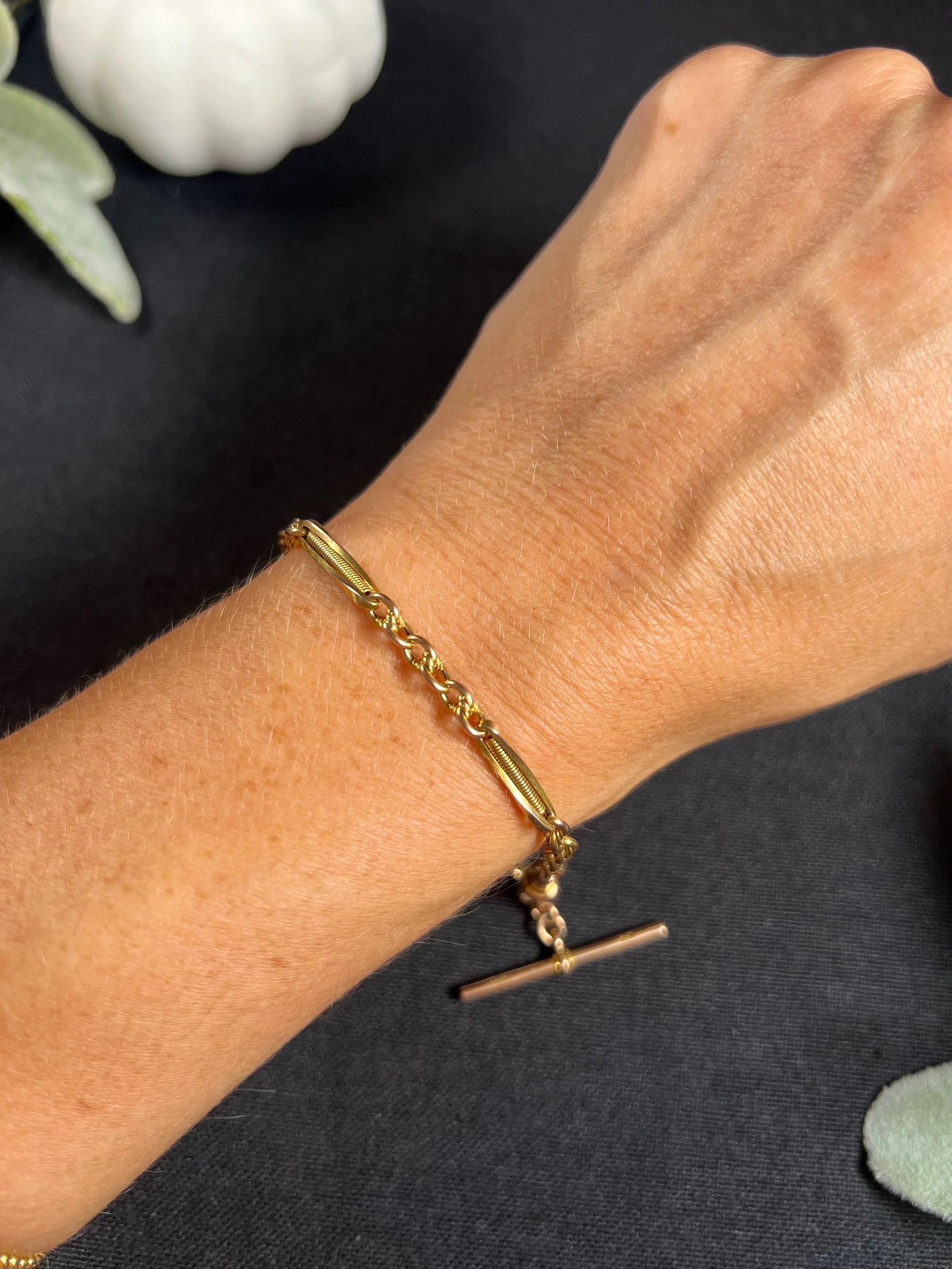 Antikes Fancy Link-Armband 

9ct Gold gestempelt

CIRCA 1900

Dieses elegante edwardianische Armband ist aus 9-karätigem Roségold gefertigt und verfügt über ausgefallene, gedrehte Fesselglieder mit schönen Knotengliedern dazwischen. Sie ist mit