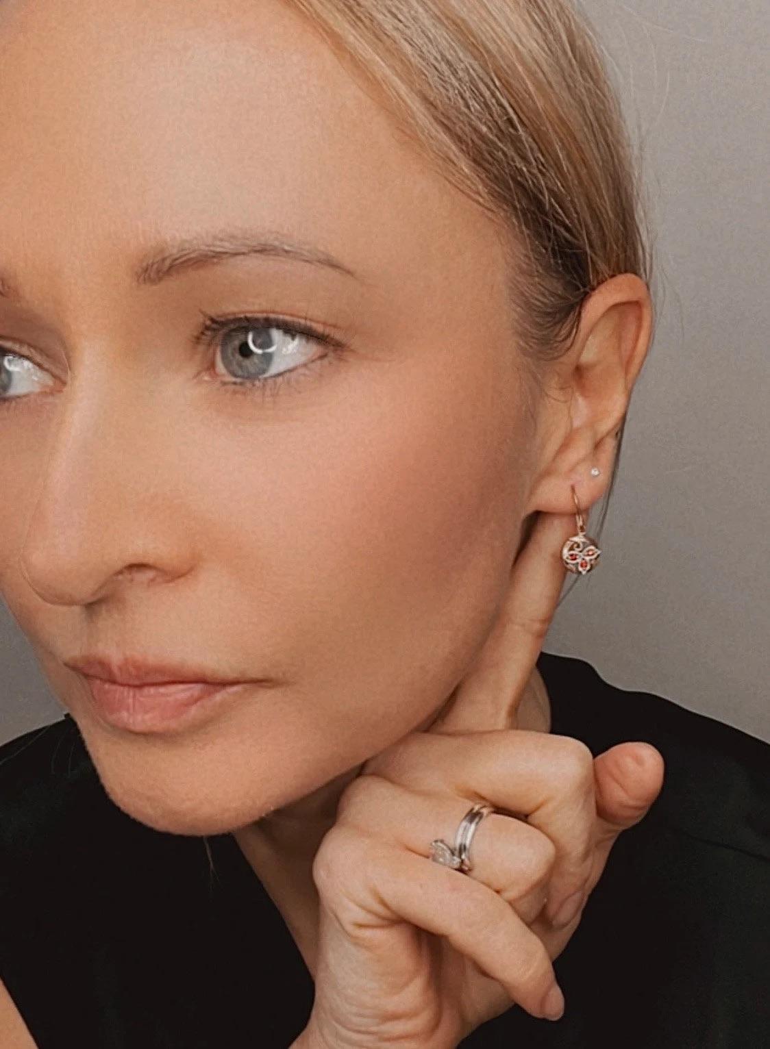 Antique Garnet Drop Earrings 

9ct Rose Gold & Silver Stamped

Circa 1900

These Edwardian earrings are a true masterpiece of vintage jewellery. Crafted from 9ct rose gold, they feature circular shapes adorned with silver clovers. The earrings are