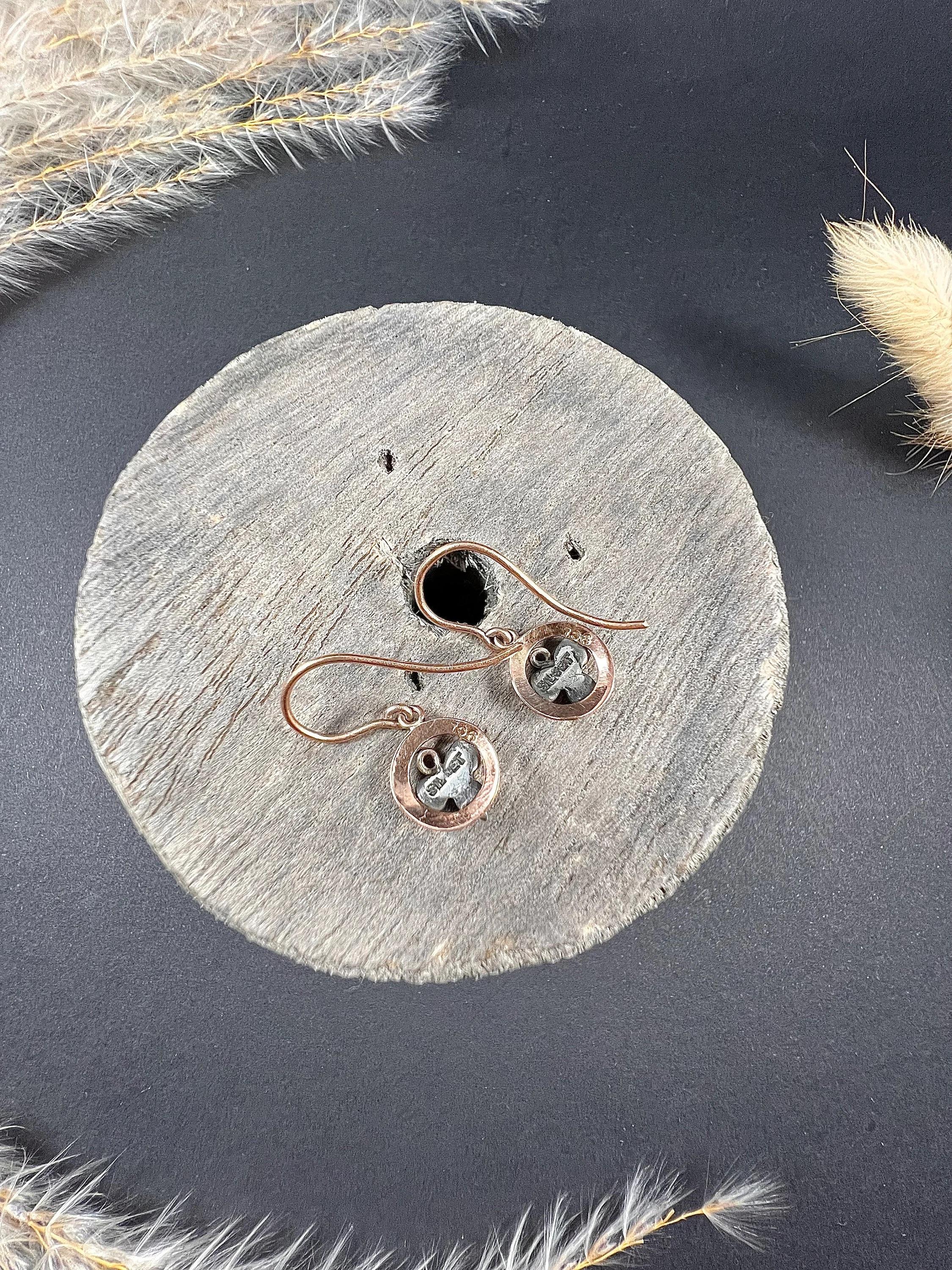 9ct Rose Gold Edwardian Garnet 3 Leaf Clover Drop Earrings With Silver Clovers In Good Condition For Sale In Brighton, GB