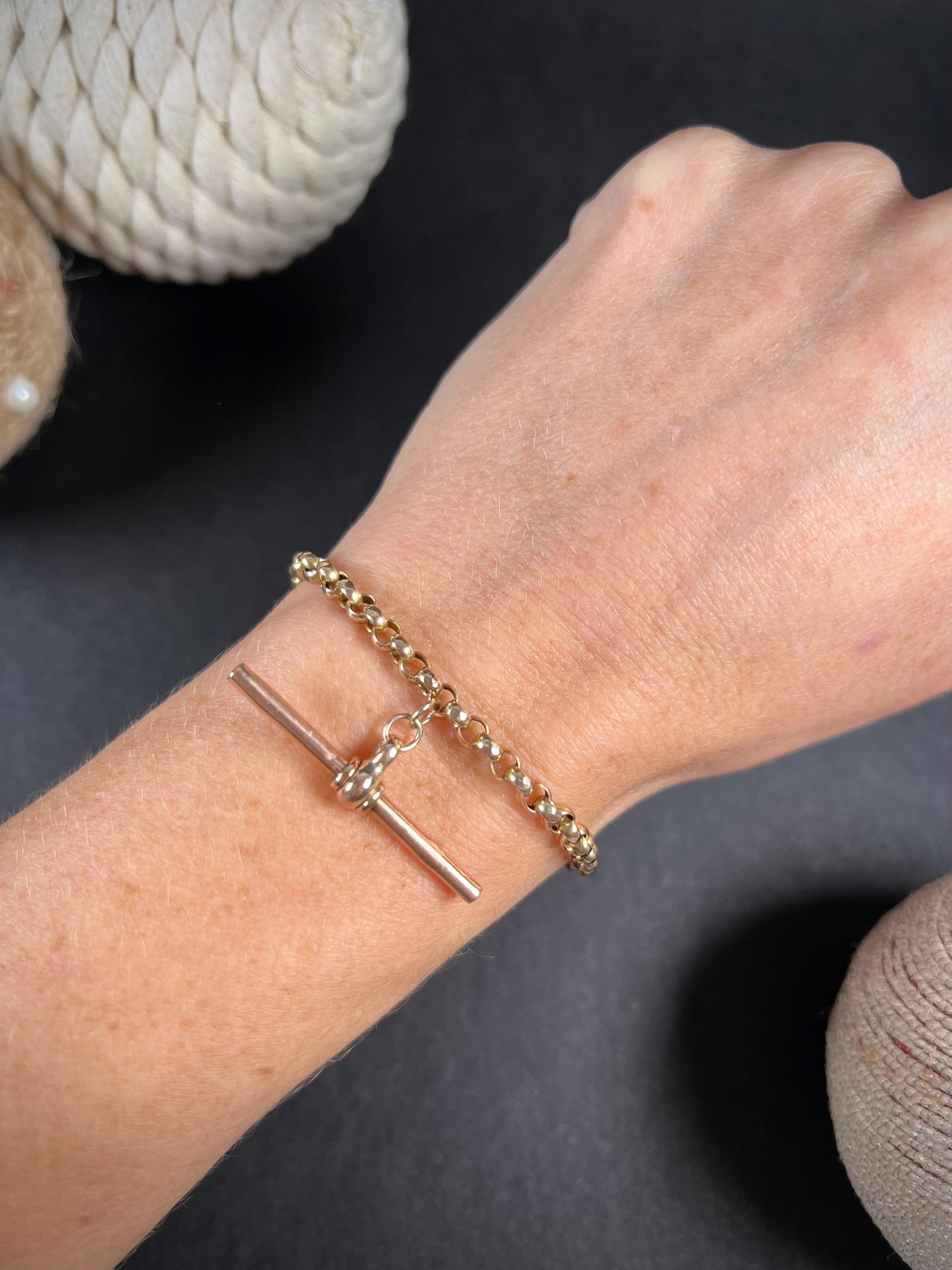 Bracciale in oro rosa antico 

Oro rosa 9ct stampato 

Punzonato Birmingham Circa 1900

Maker's Mark H.H.

Questo bracciale in oro rosa 9ct presenta un design a maglie rotonde belcher splendidamente sfaccettate che aggiunge un tocco di eleganza a