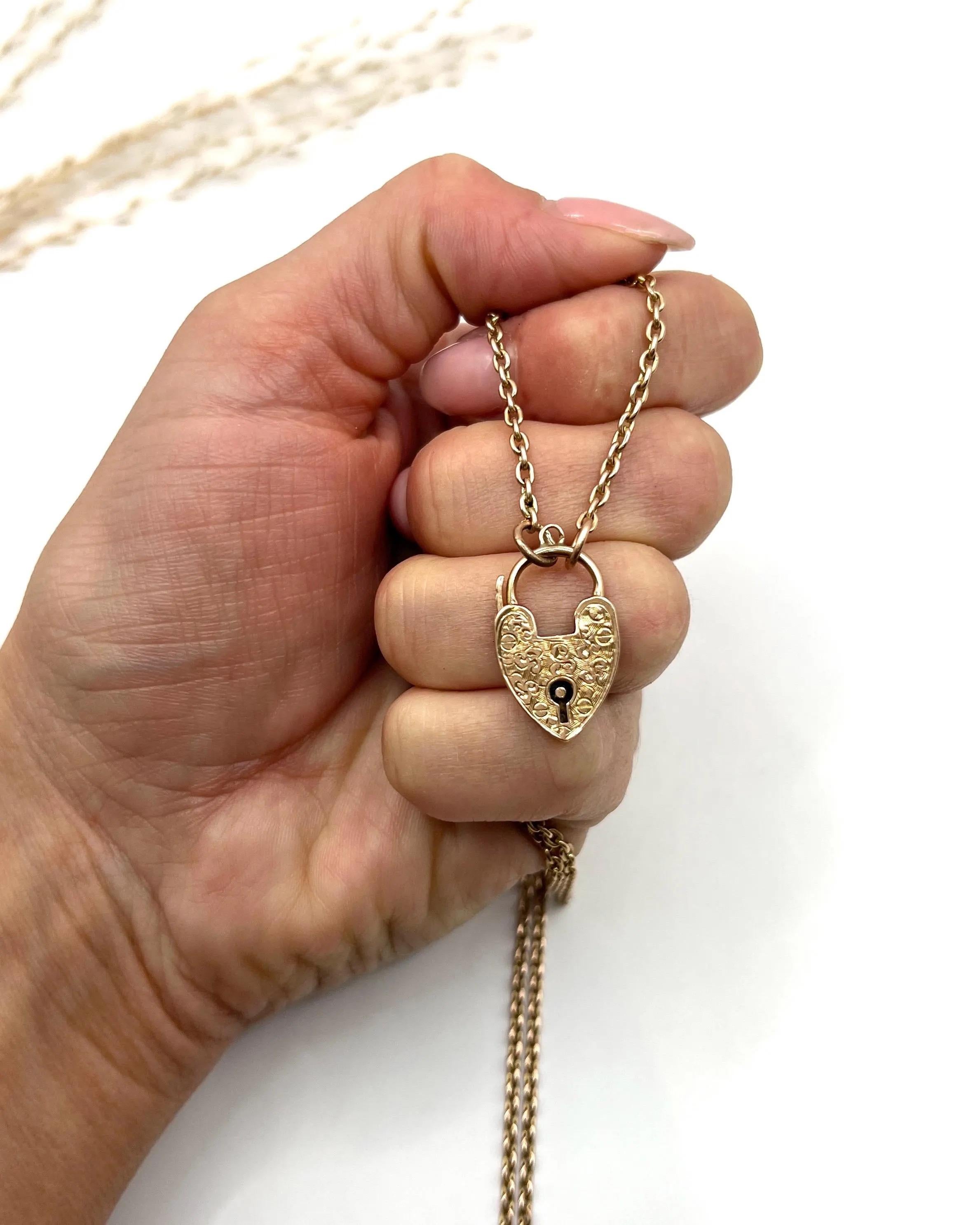 9ct Rose Gold, Edwardian Trace Chain with Fancy Engraved Heart Padlock Clasp In Good Condition For Sale In Brighton, GB