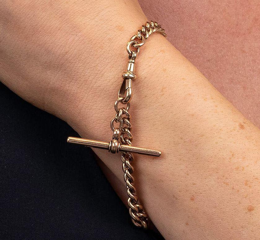 9ct Rose Gold Graduated Curb Bracelet 28.30 grams In Good Condition For Sale In Birmingham, GB