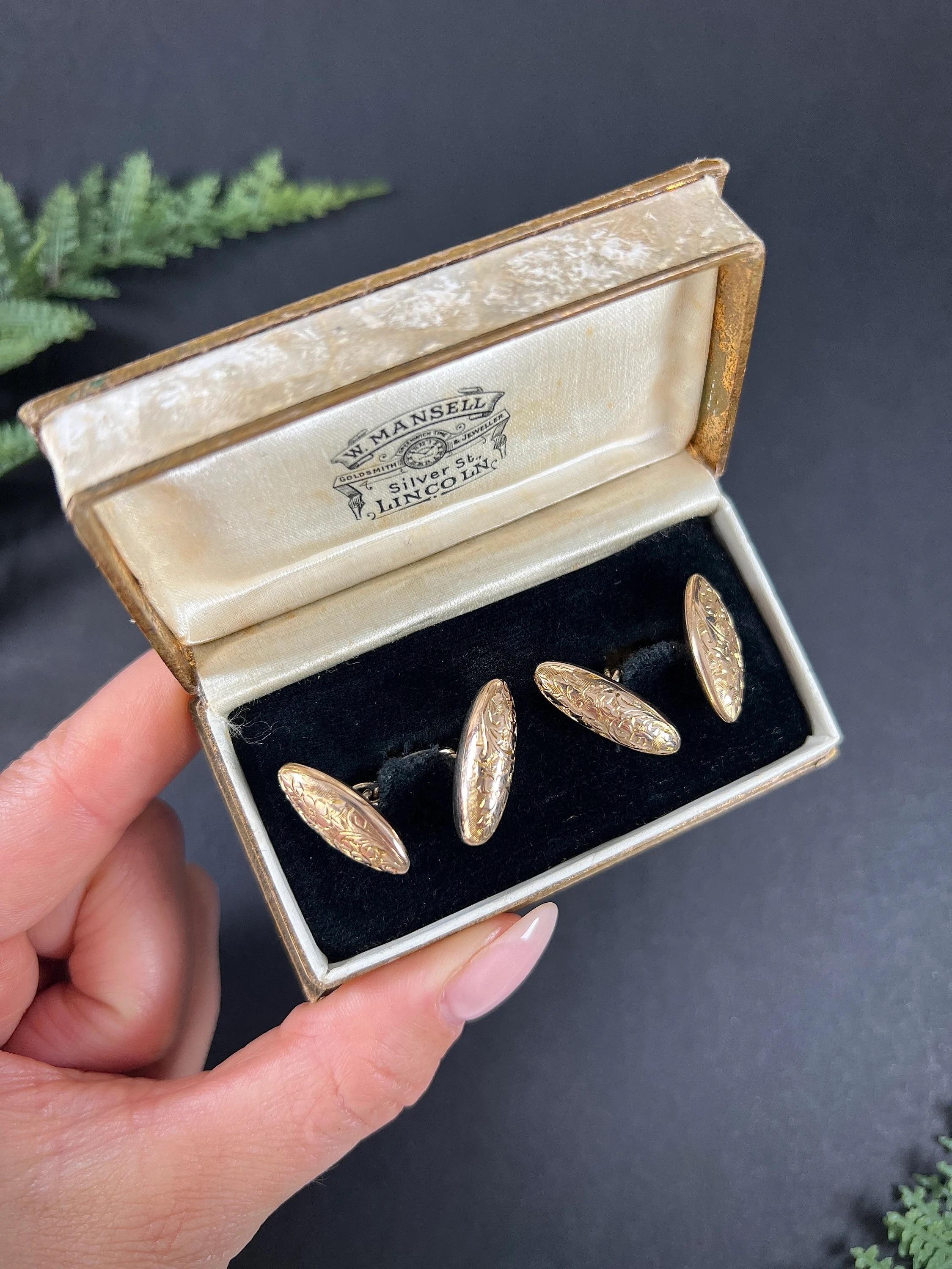 Gemelos antiguos 

Oro de 9 ct Estampado 

Con matasellos de Birmingham 1898

Presentamos un impresionante par de gemelos victorianos de oro rosa de 9 ct, con un encantador diseño de torpedo, uno ligeramente más ancho y otro más estrecho para un