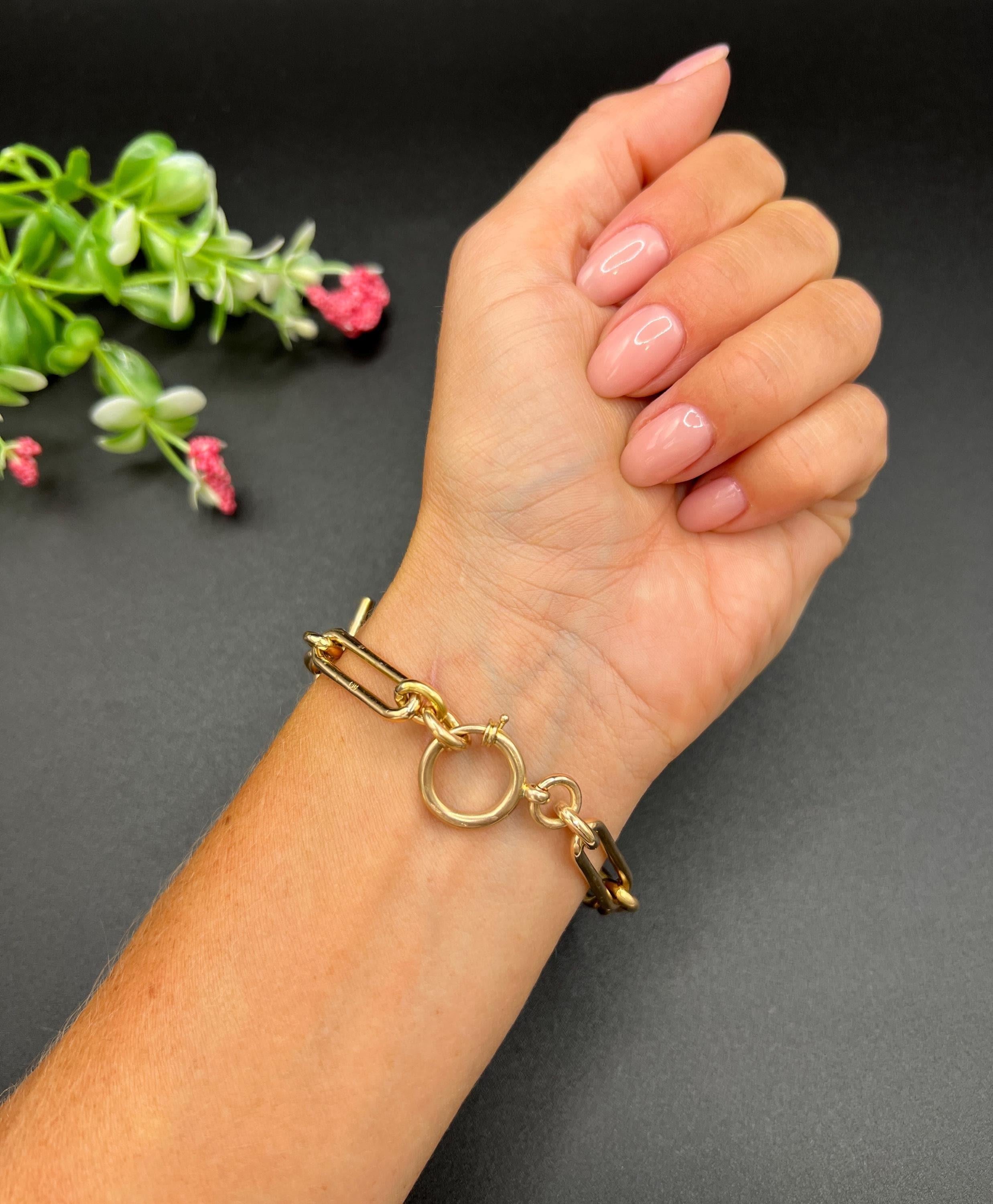 Bracciale antico Albert 

Oro rosa 9ct con marchio di garanzia

Circa 1880

Makers Mark W L. 

Scopri l'eleganza del nostro bracciale in oro rosa 9ct Victorian Era, un bellissimo tributo al design senza tempo. Questo squisito pezzo presenta un