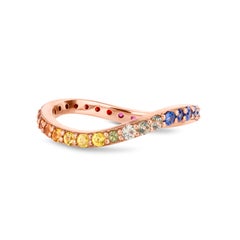 Anillo ondulado de oro rosa de 9 ct con zafiros arco iris de procedencia ética