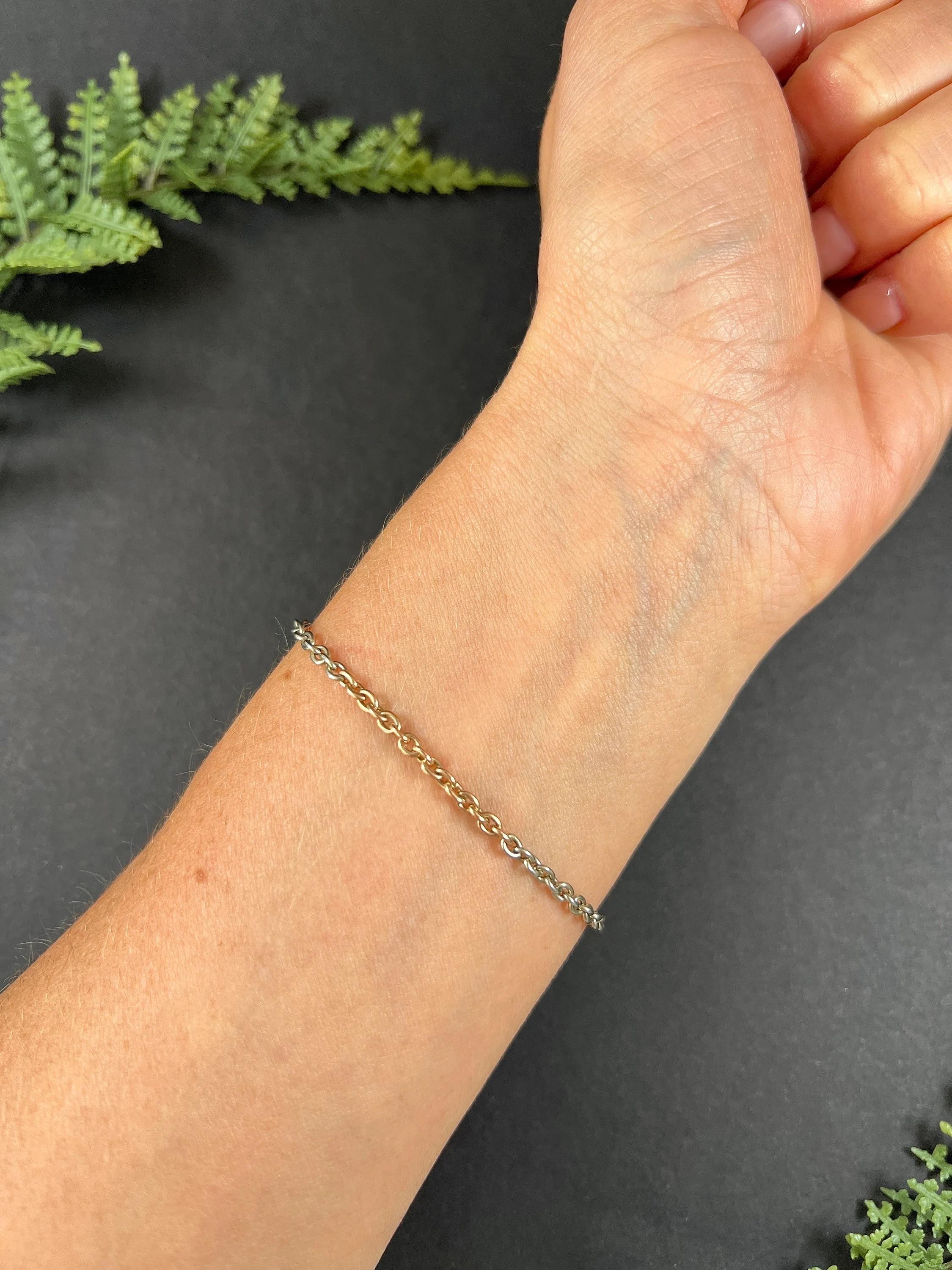 Pulsera de Oro Antiguo 

Estampado en oro rosa y blanco de 9 ct

Alrededor de 1900

Te presentamos un exquisito brazalete eduardiano que destila elegancia y sofisticación atemporales. Esta impresionante pulsera está meticulosamente elaborada en oro