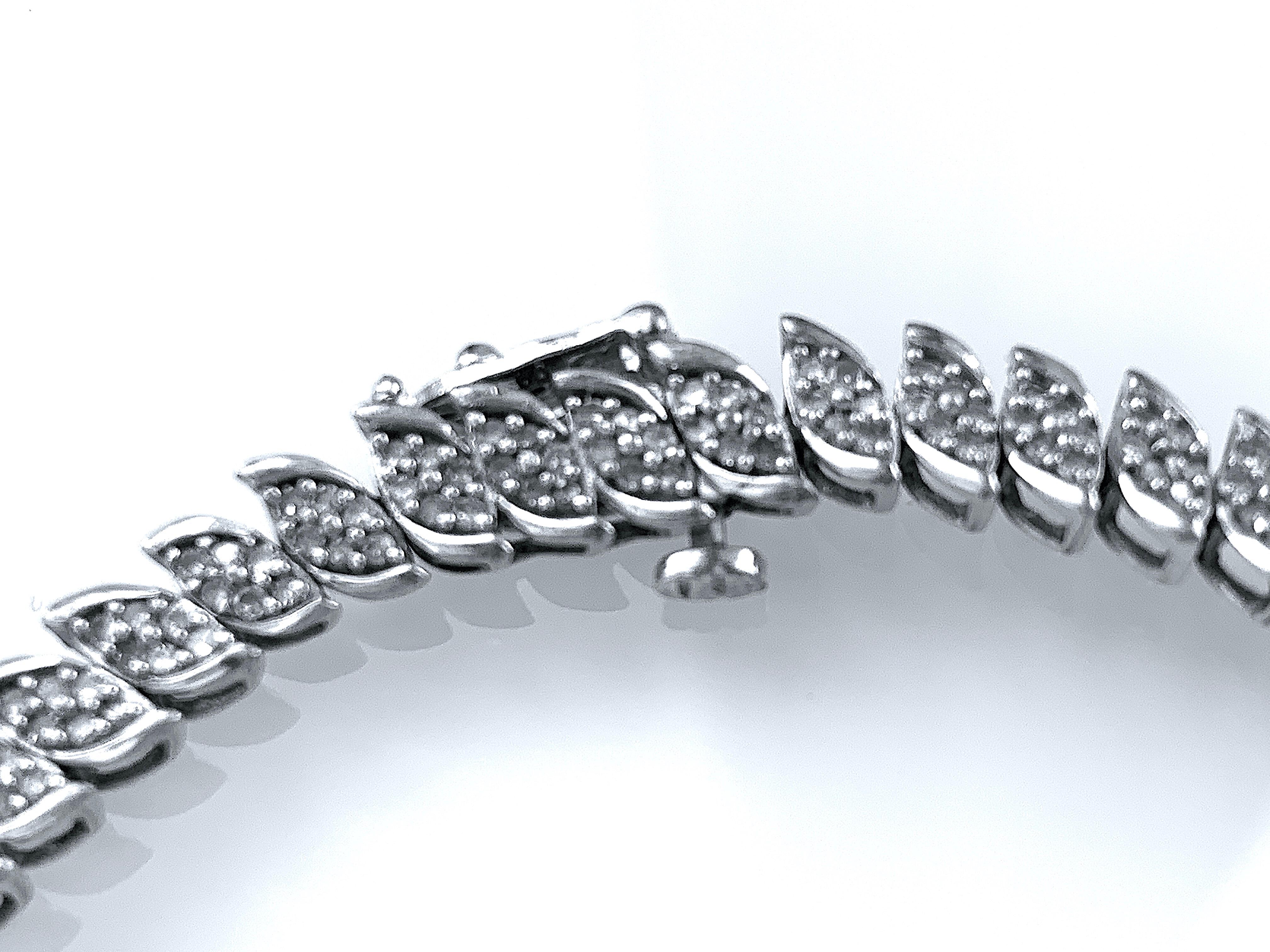 9ct White Gold  1.50 Carat Diamond Bracelet In Good Condition For Sale In London, GB