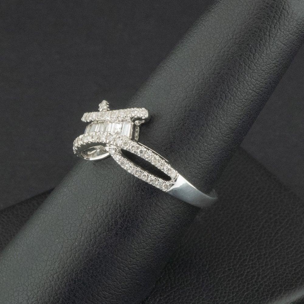 9ct White Gold 0.68ct Diamond Twist Ring Size O 3.5g Code: NEW006633 In Good Condition For Sale In Southampton, GB