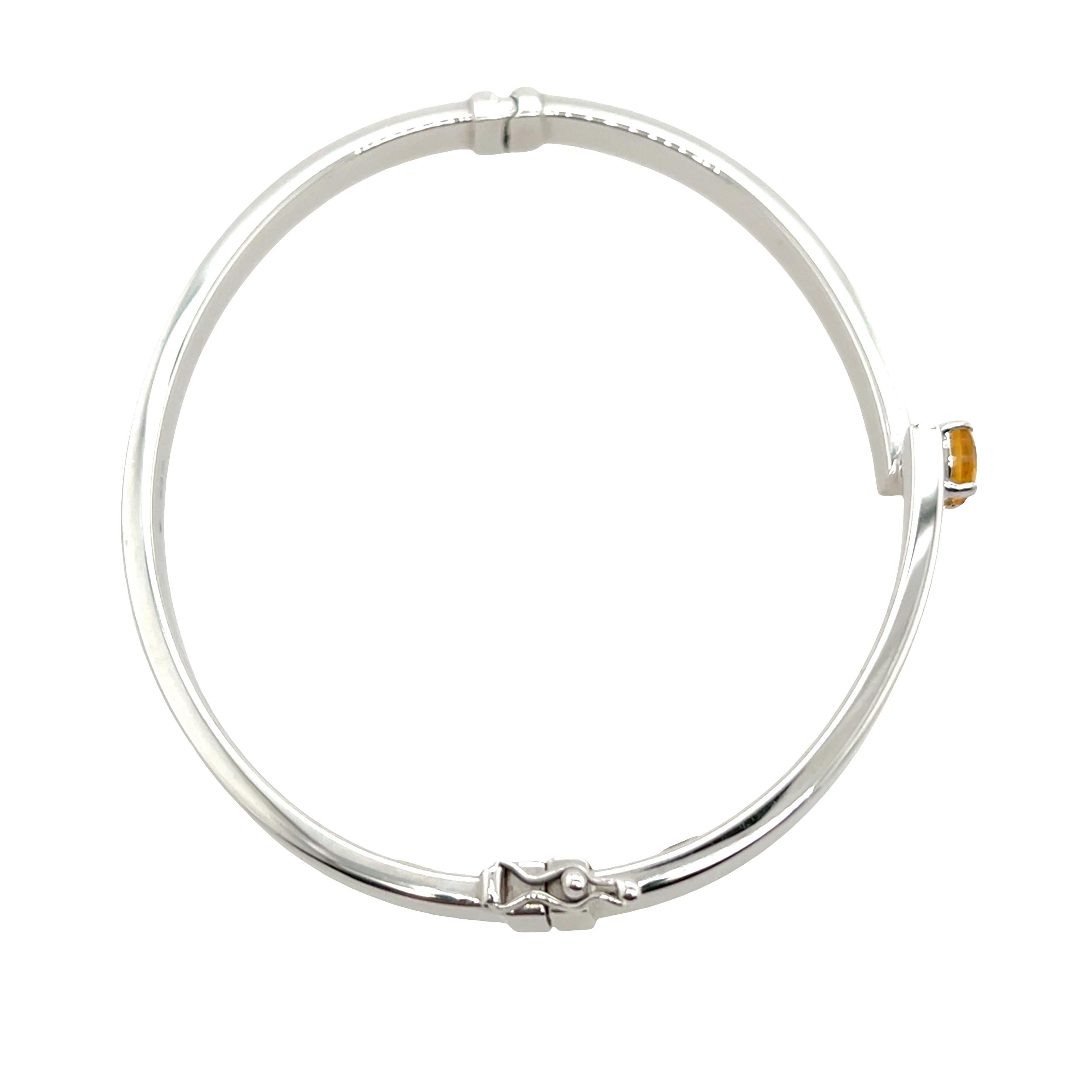Taglio rotondo Bangle in oro bianco 9ct con Citrino incastonato in vendita