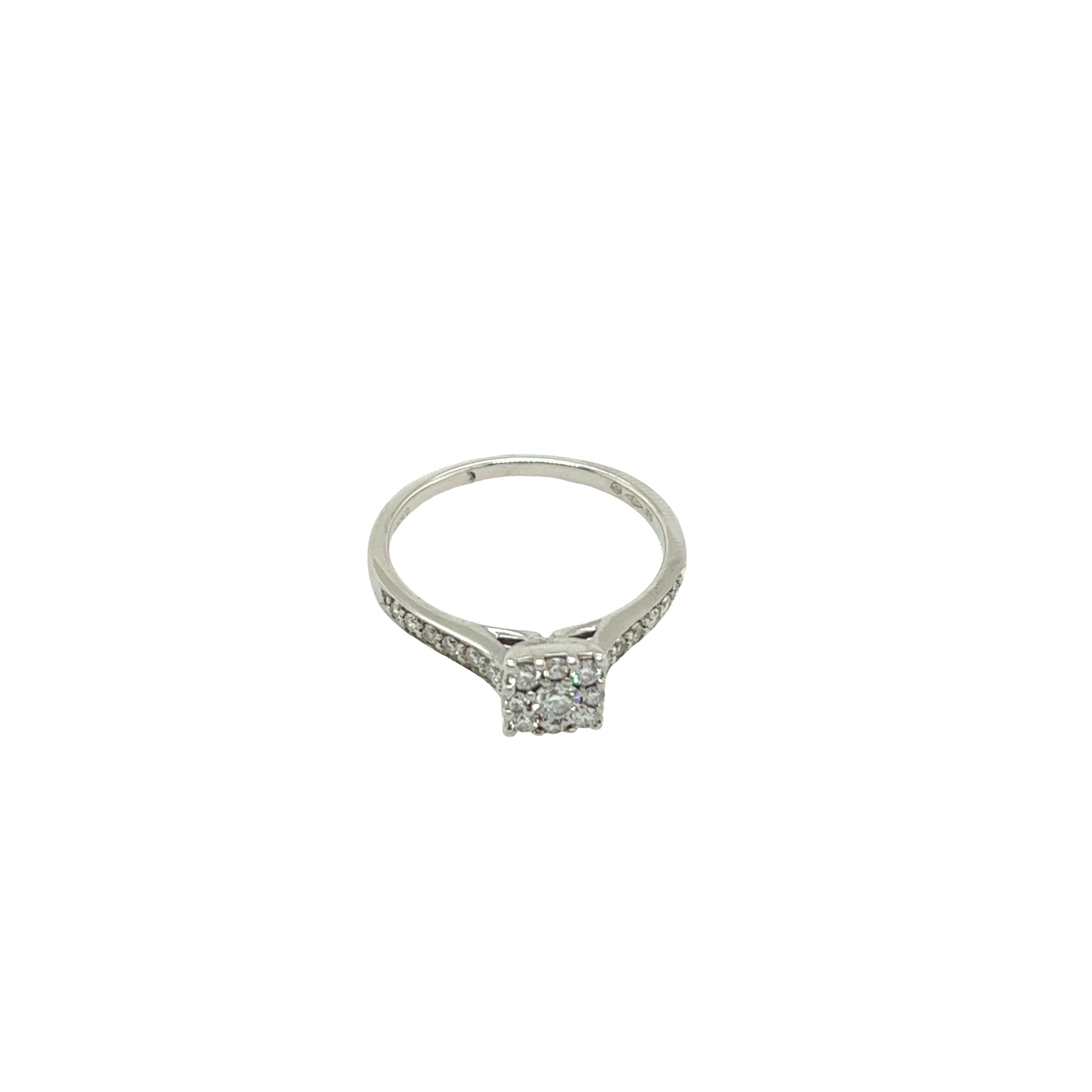9ct White Gold Diamond Engagement Ring Set With 0.43ct Natural Round Diamonds In Excellent Condition For Sale In London, GB