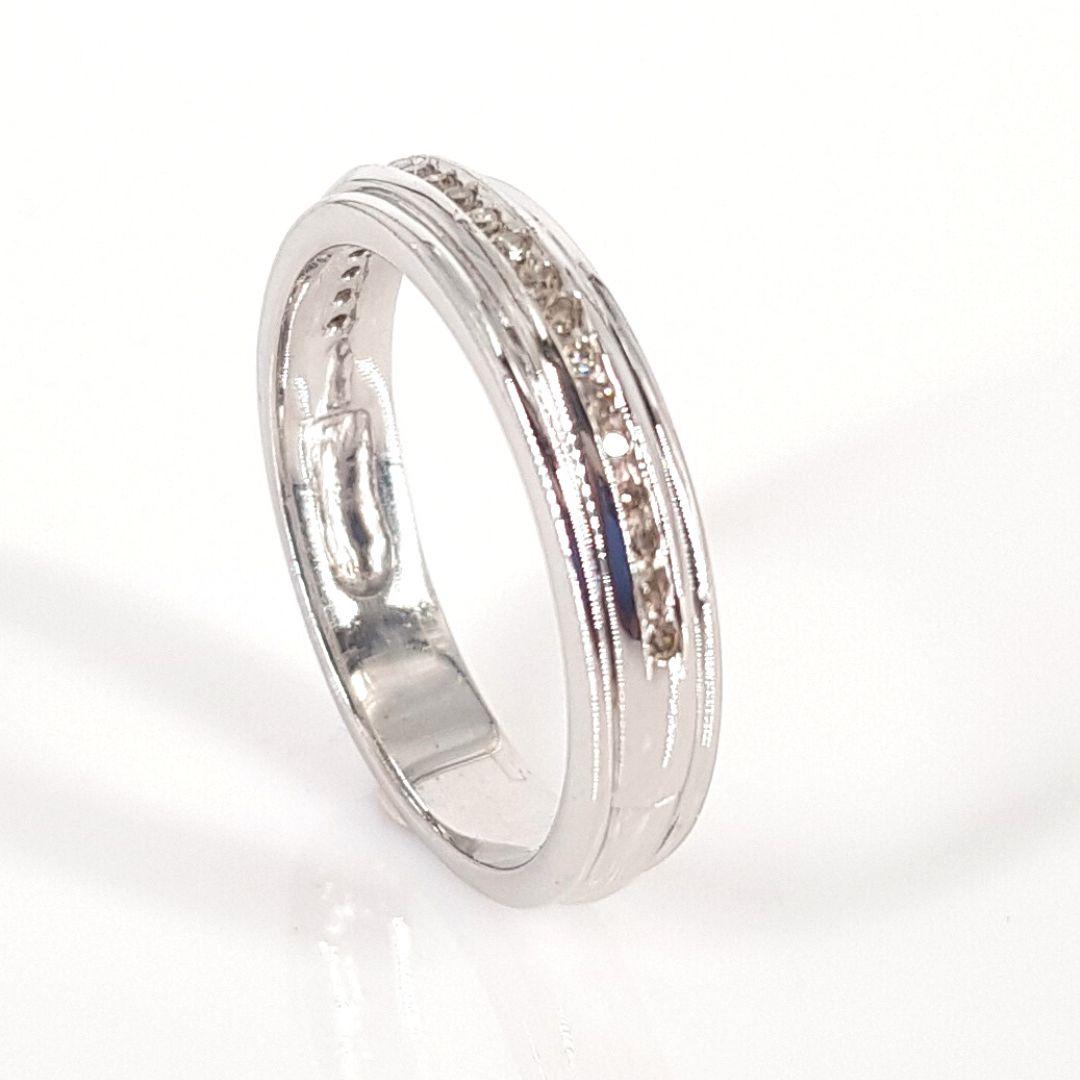 Beautiful
Item Attributes:
Metal Colour:                White
Weight:                            4.2g	
Size:                                 P ½ 
Stone Attributes
Number of Stones:        22 Diamond
Cut:                                   ‘ 8