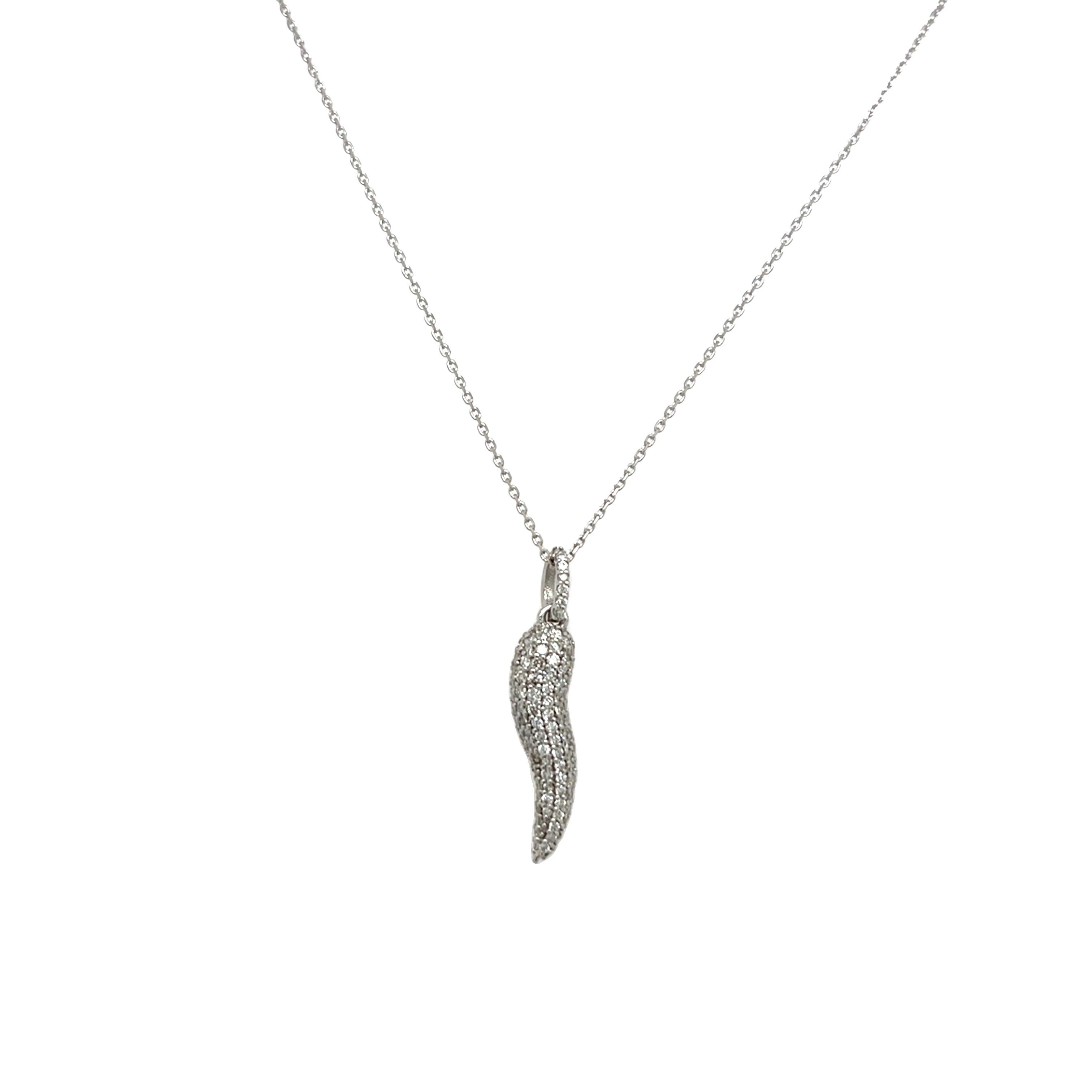 Questo elegante pendente Horn (Cornicello) italiano è realizzato in elegante oro bianco 9ct e impreziosito da scintillanti diamanti naturali incastonati a pavé. Un simbolo senza tempo di protezione e fortuna, rivisitato con un tocco moderno e