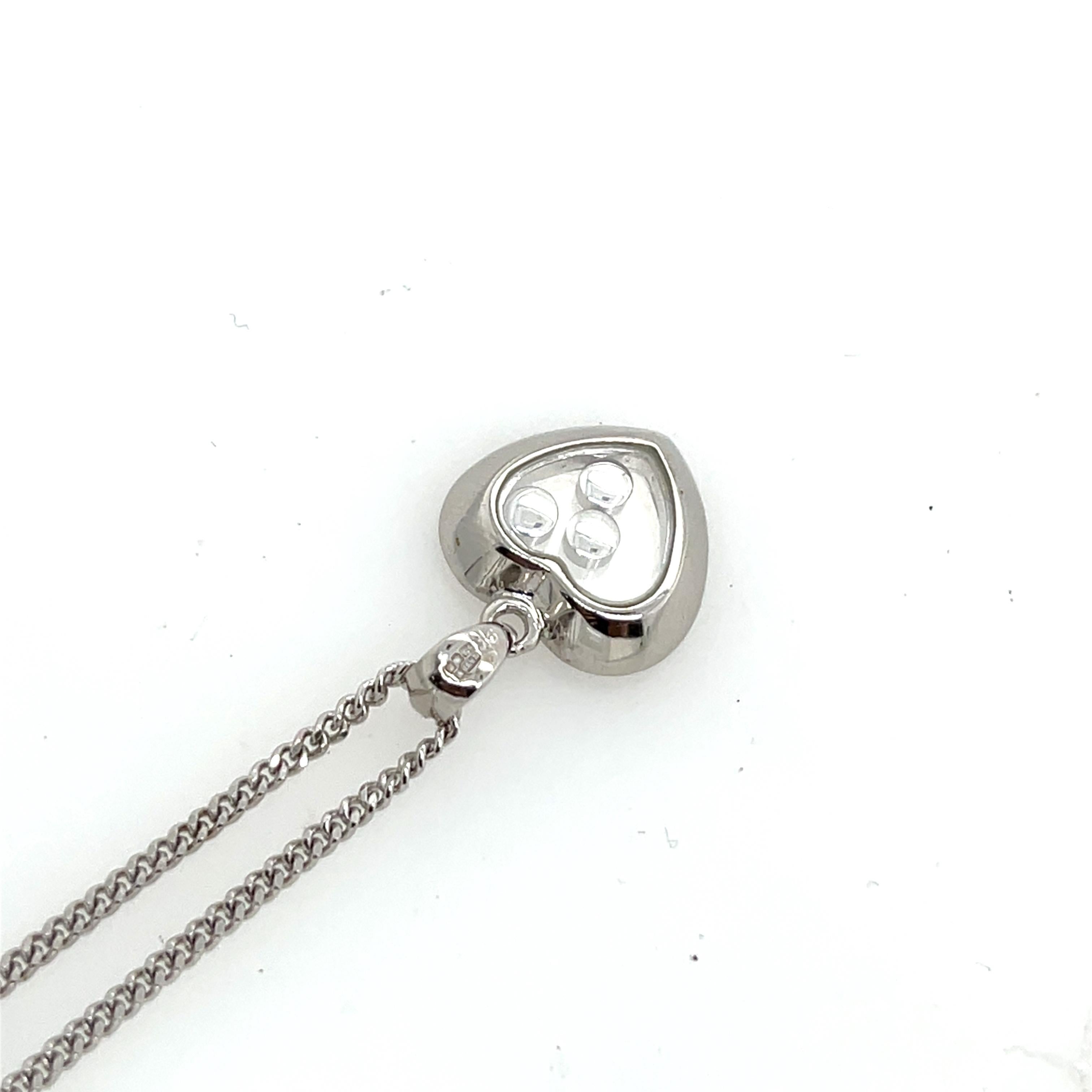 Un elegante pendente a forma di cuore in oro bianco 9ct, con 3 diamanti fluttuanti per un totale di 0,20ct. Il design unico mette in risalto lo scintillio dei diamanti, creando un pezzo sofisticato e senza tempo. 
Perfetto per aggiungere un tocco di