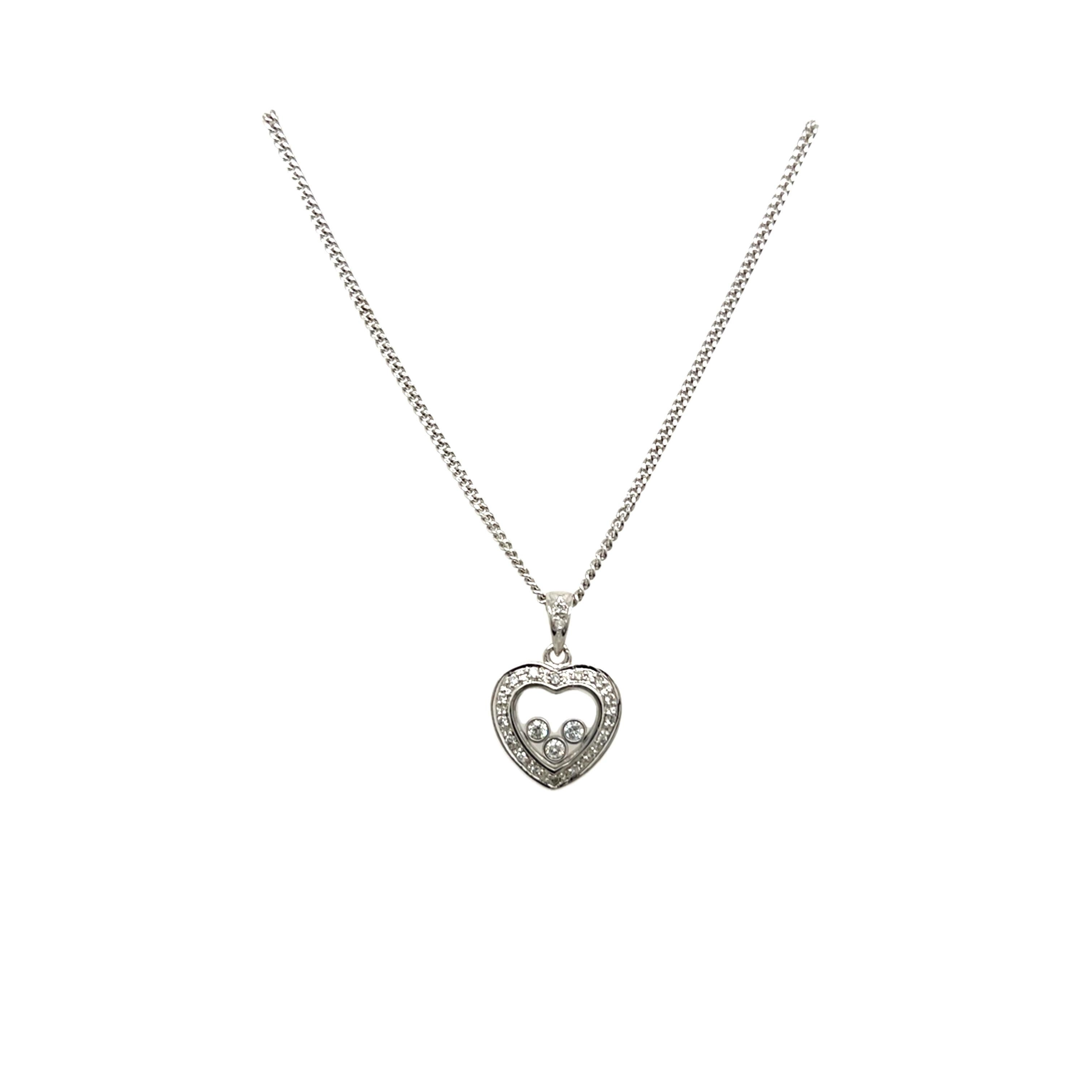 Ciondolo a forma di cuore in oro bianco 9ct con diamanti incastonati da 0,20ct In condizioni ottime in vendita a London, GB