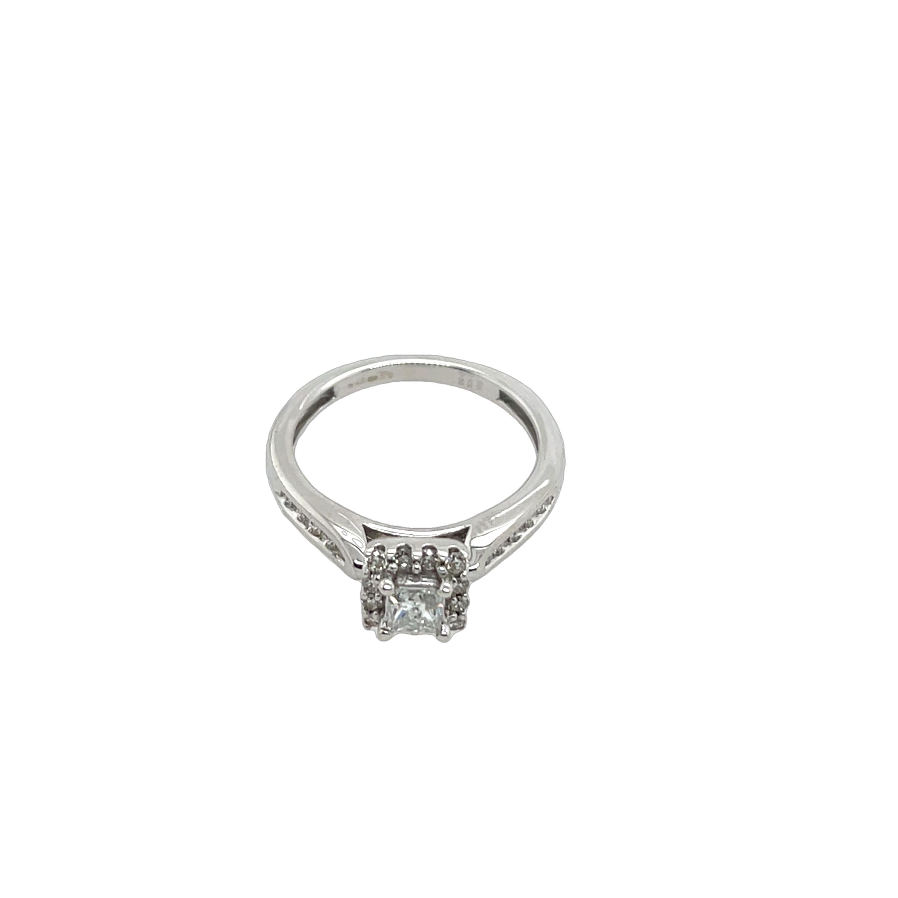 Bague en or blanc 18ct, sertie de 0,50ct de diamants ronds et d'un diamant naturel de taille princesse, magnifiquement montés sur un élégant anneau en or blanc 9ct. 
Poids total des diamants : 0,50ct
Couleur du diamant : H
Clarté du diamant :