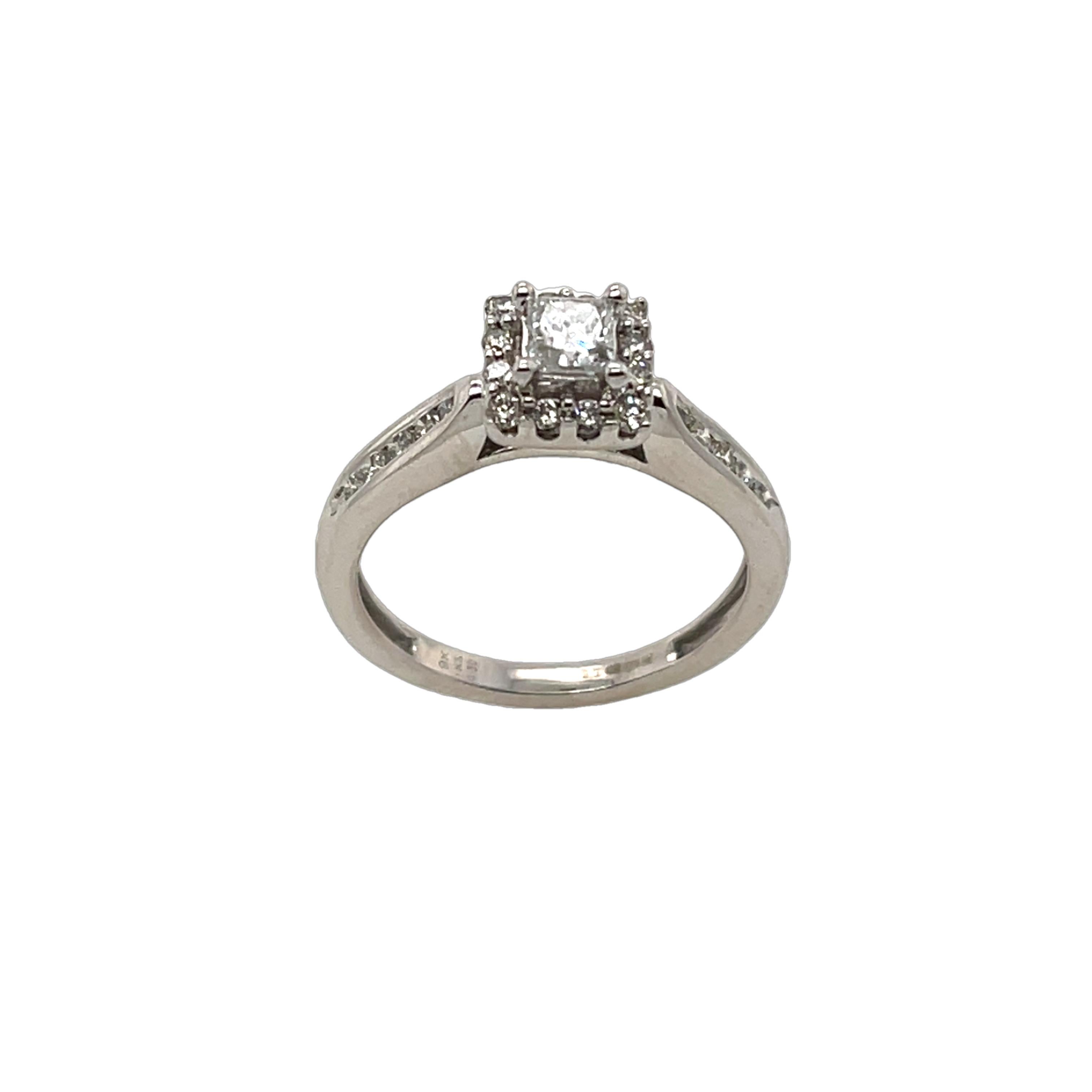 Taille princesse Bague en or blanc 9 carats sertie d'un diamant rond de 0,50 carat en vente