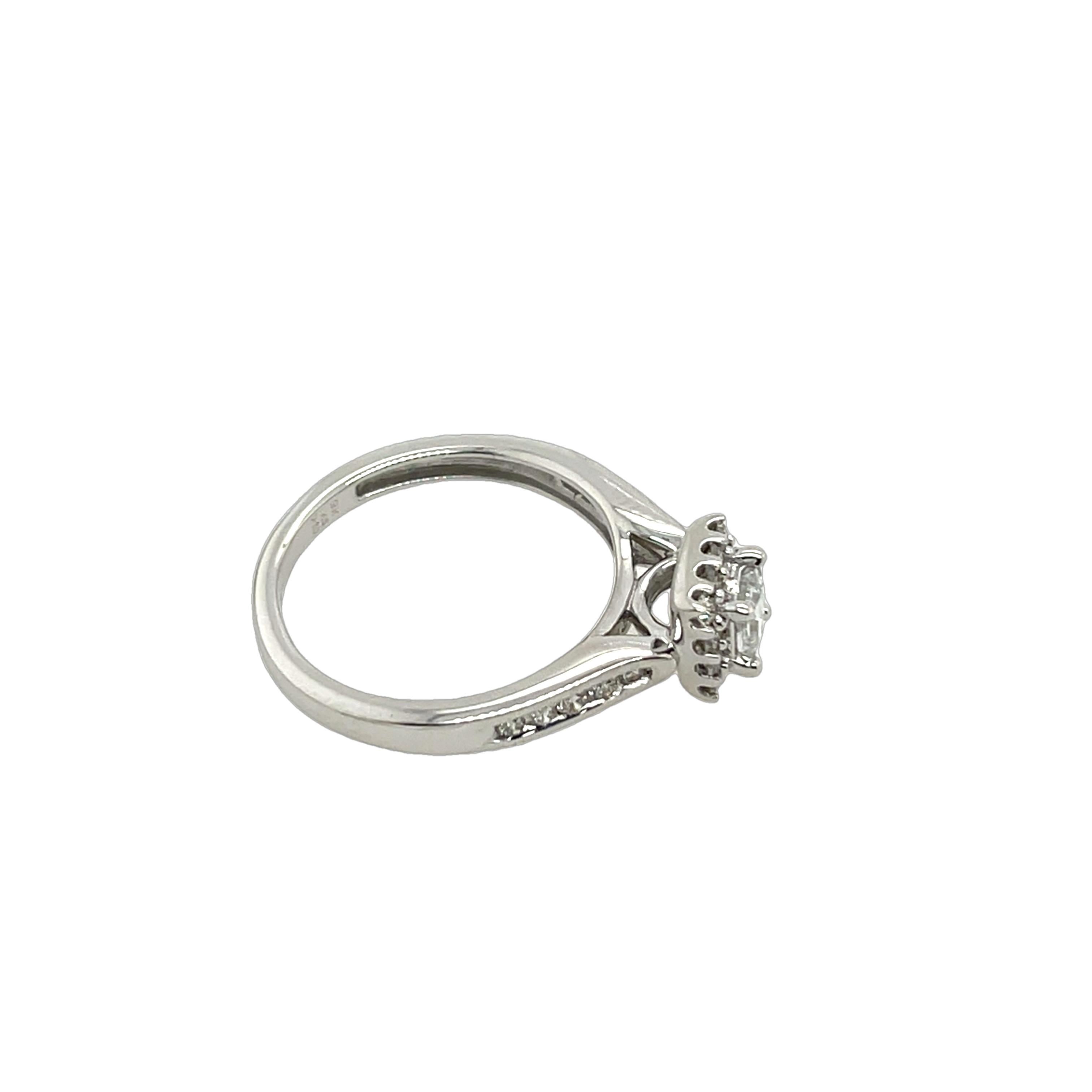 Bague en or blanc 9 carats sertie d'un diamant rond de 0,50 carat Excellent état - En vente à London, GB