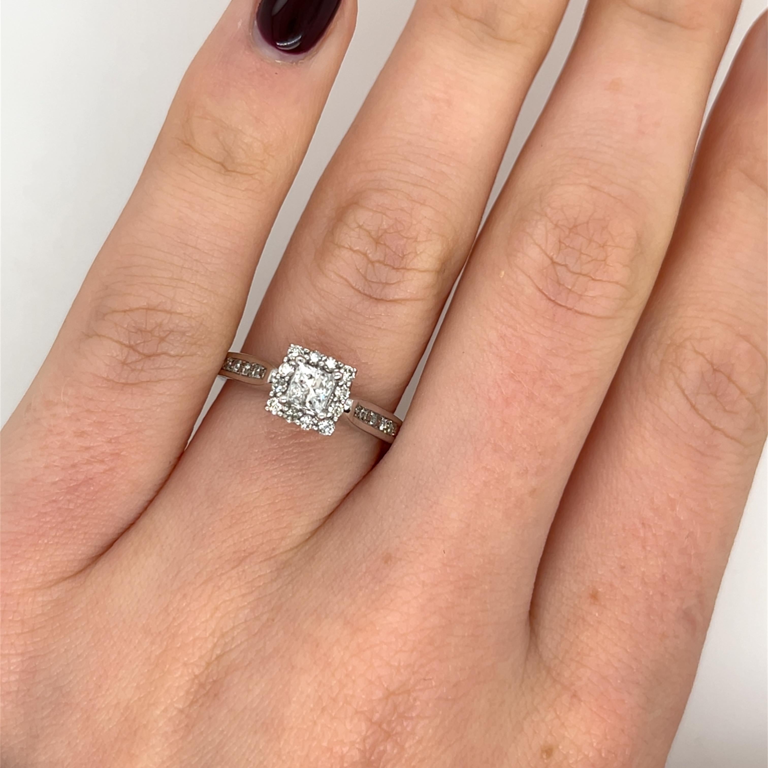 Bague en or blanc 9 carats sertie d'un diamant rond de 0,50 carat Pour femmes en vente