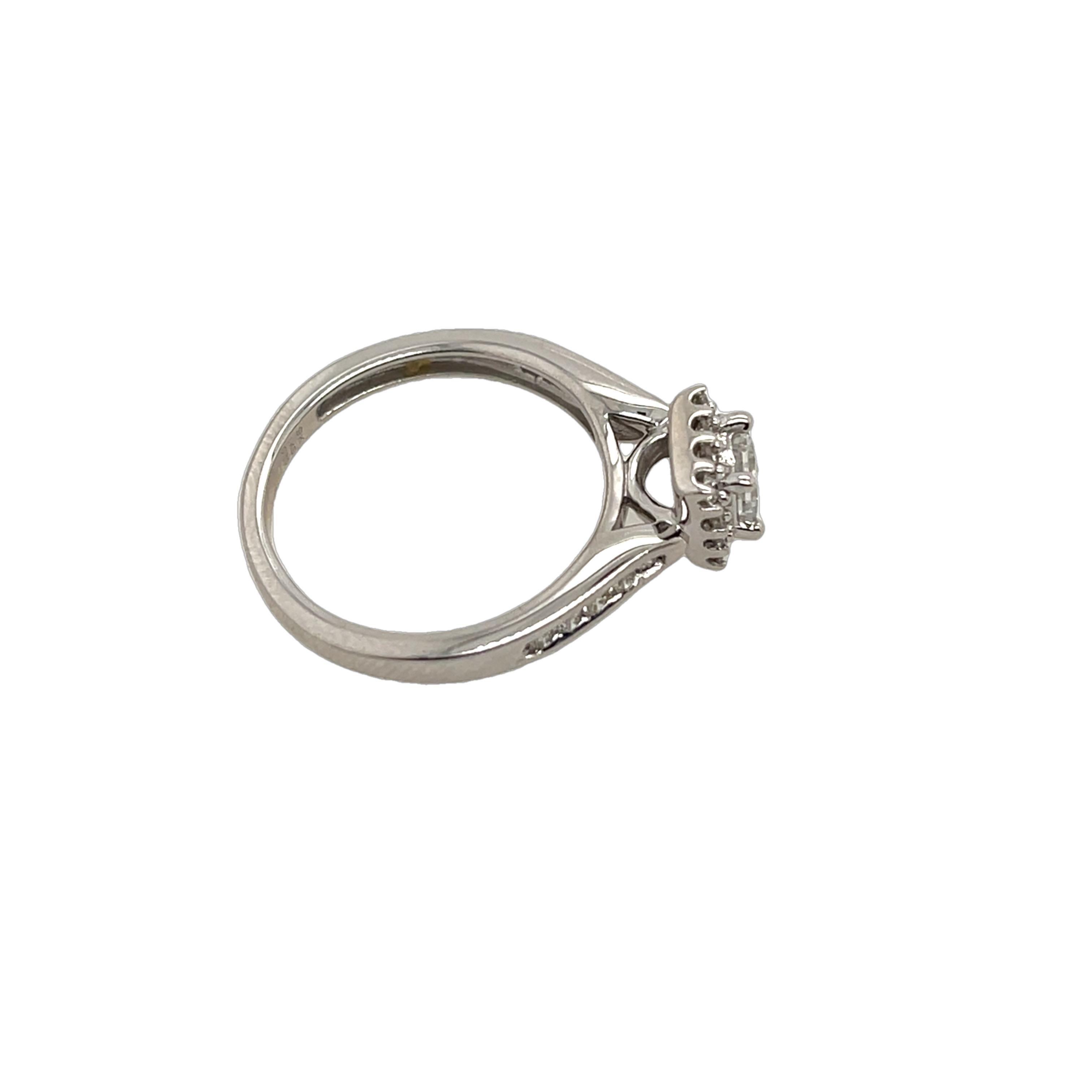 Bague en or blanc 9 carats sertie d'un diamant rond de 0,50 carat en vente 1