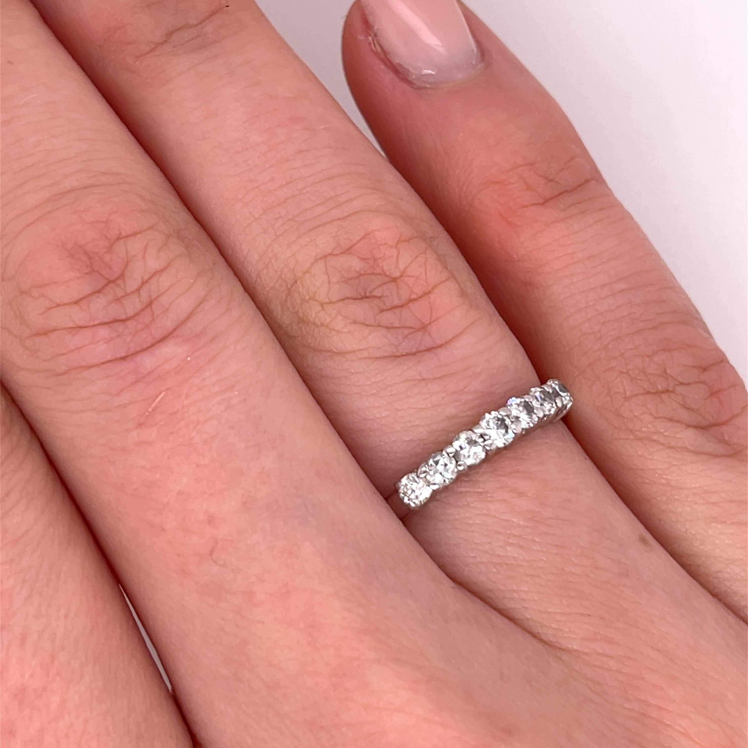 Taglio rotondo Anelli in oro bianco 9ct con 7 diamanti naturali incastonati in vendita