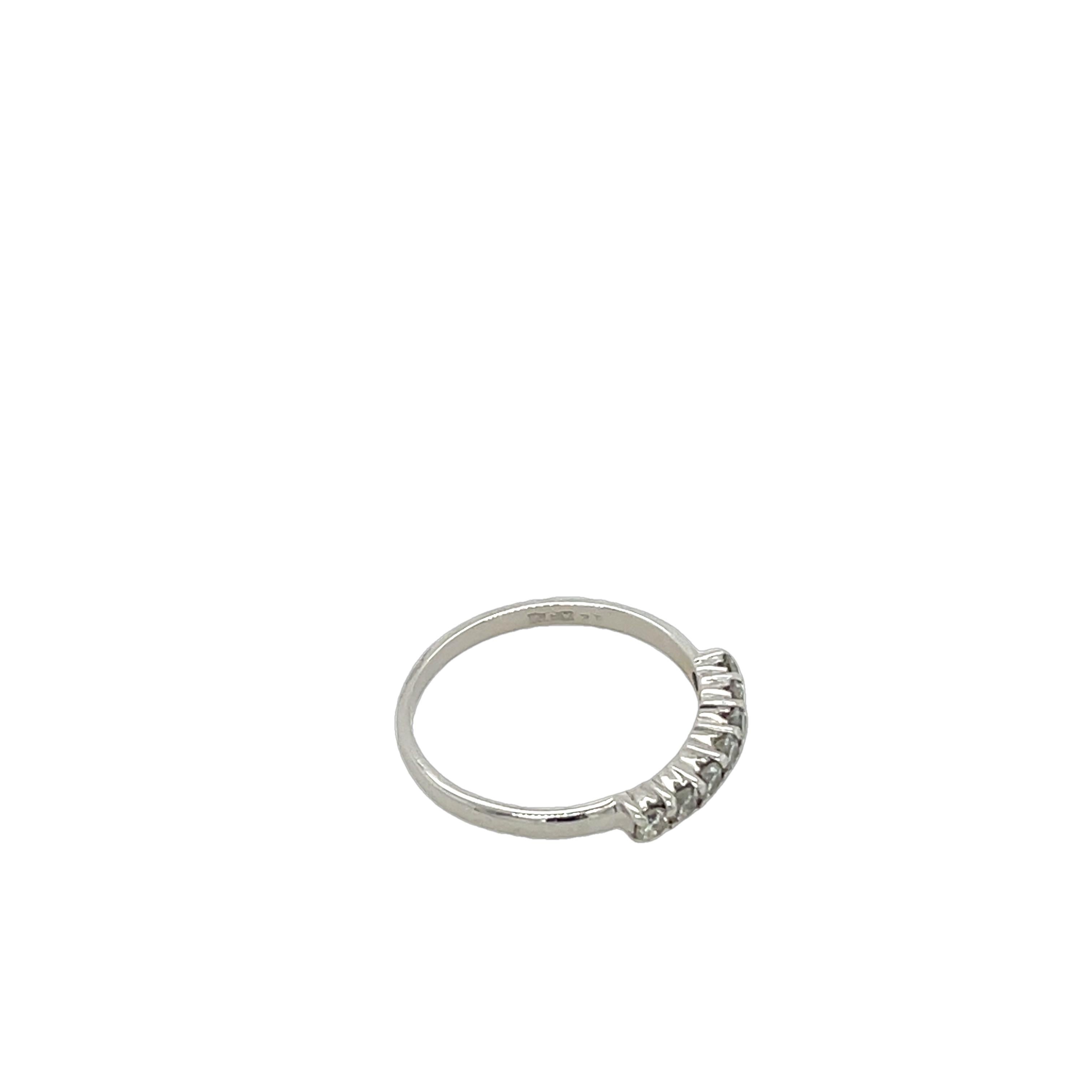 Anelli in oro bianco 9ct con 7 diamanti naturali incastonati In condizioni ottime in vendita a London, GB