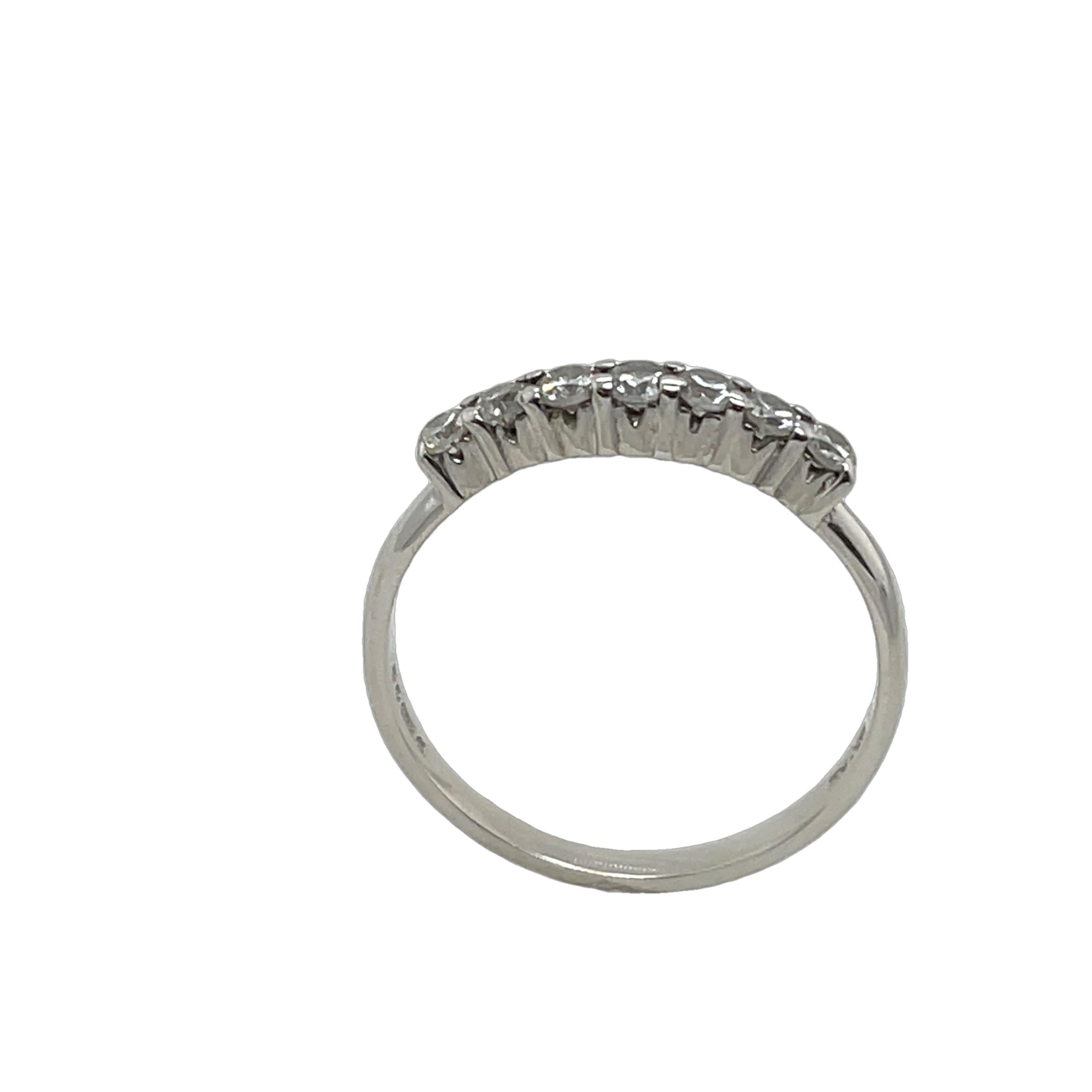 Anelli in oro bianco 9ct con 7 diamanti naturali incastonati in vendita 1