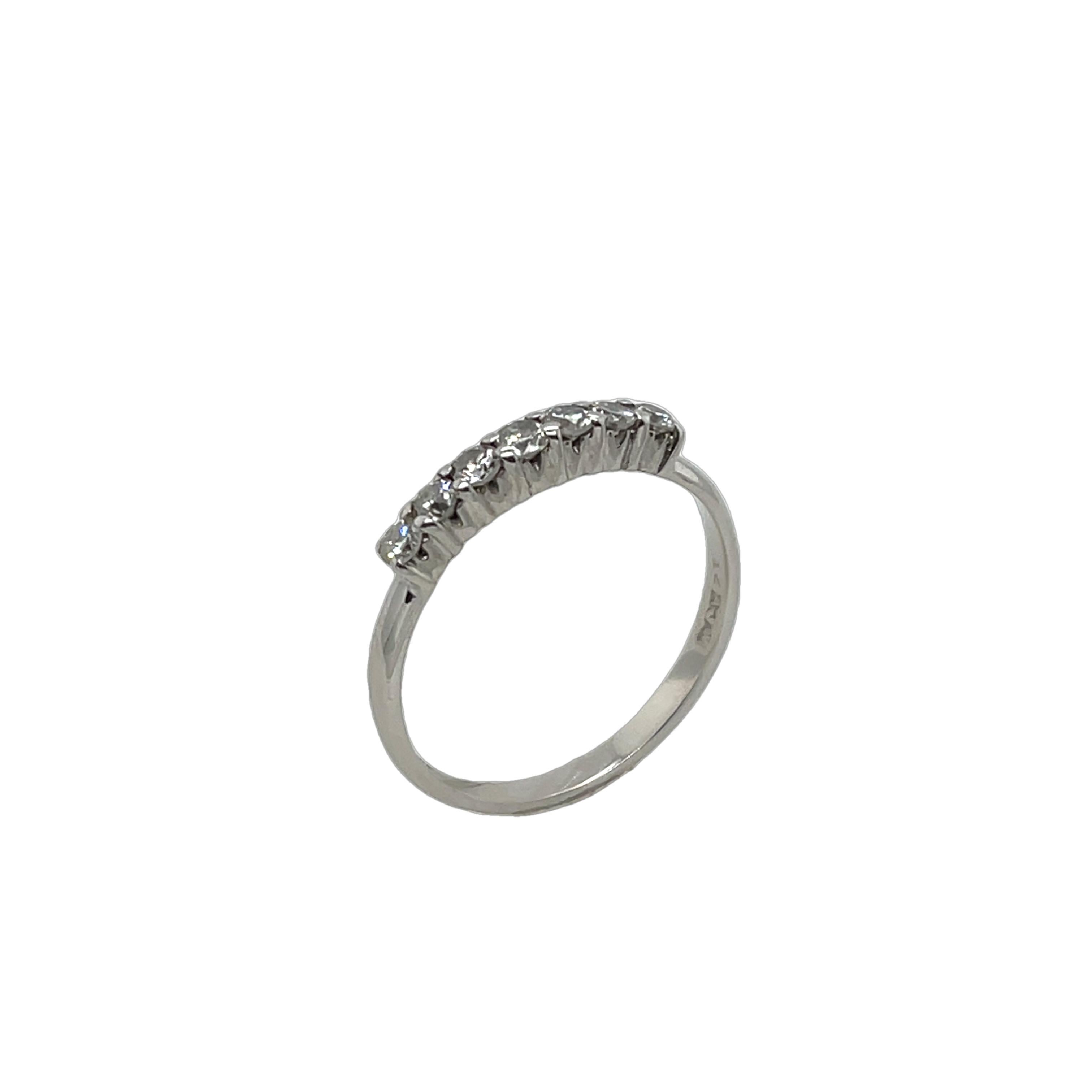 Anelli in oro bianco 9ct con 7 diamanti naturali incastonati in vendita 2