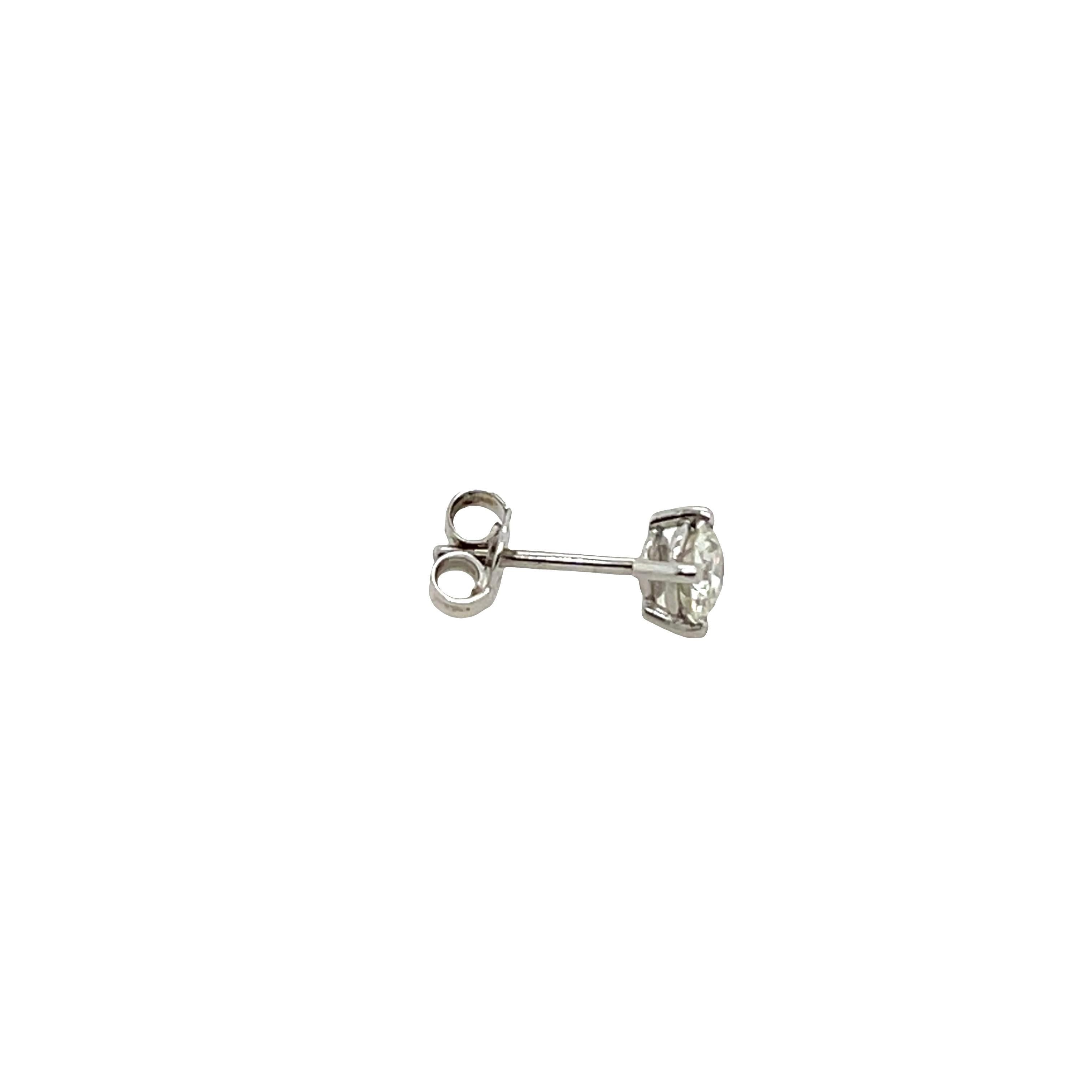 Este pendiente de un solo diamante tiene un diamante redondo de talla brillante engastado en oro blanco de 9 ct. 
Es perfecto para el día a día y se puede llevar con cualquier conjunto.

Peso total del diamante: 0,33 ct
Color del diamante:
