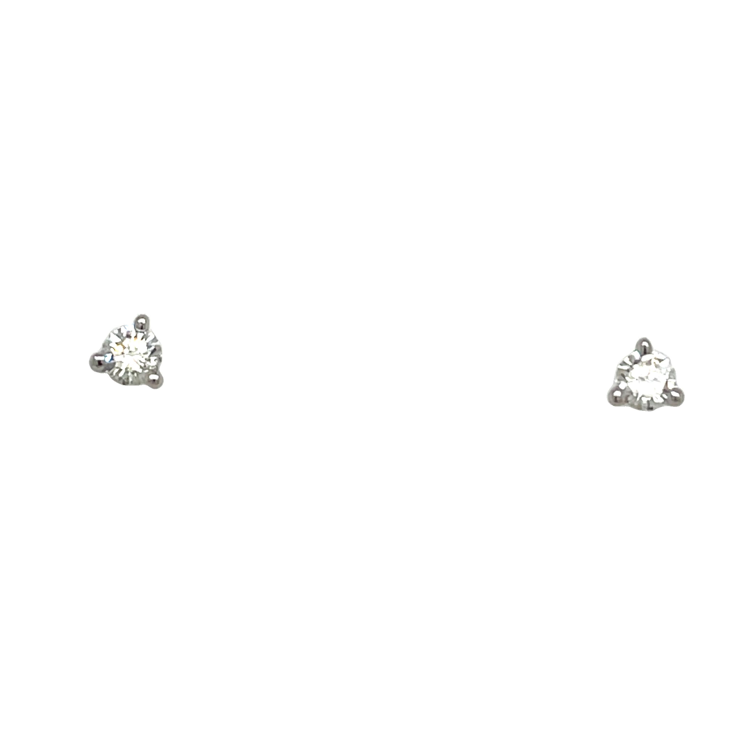 Questo paio di orecchini con diamante presenta un totale di 0,18 ct di diamanti rotondi taglio brillante incastonati in oro bianco 9 ct.  È perfetta per tutti i giorni e può essere indossata con qualsiasi vestito.

Peso totale dei diamanti: 0,18