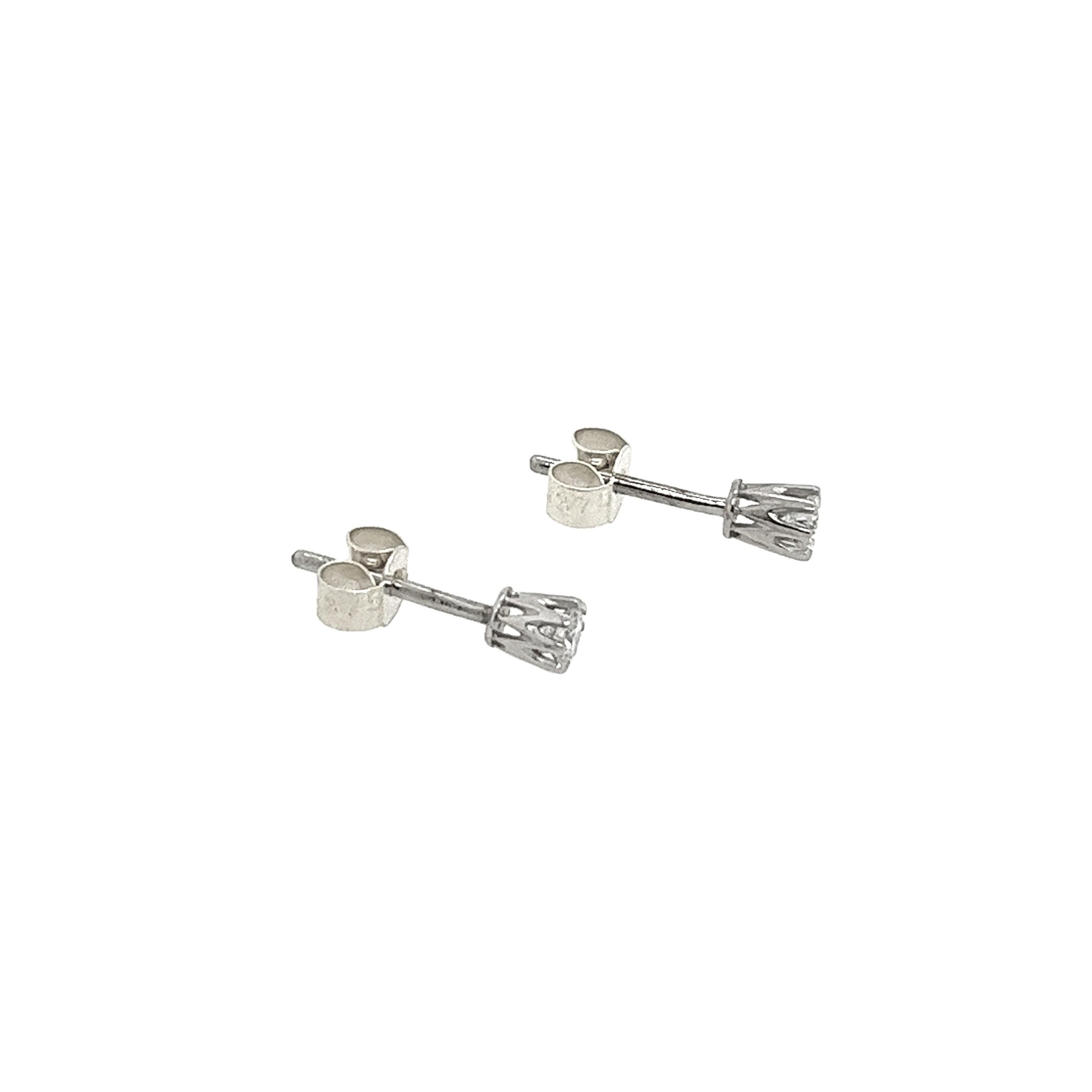 9ct White Gold Diamond Stud Earrings, Set With 0.20ct G/VS1 Diamonds In Excellent Condition For Sale In London, GB