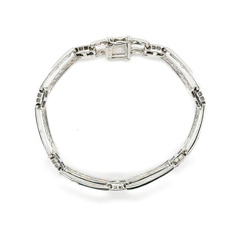 Bracciale in oro bianco 9ct elegante e slanciato, composto da strette maglie rettangolari allungate con piccoli diamanti rotondi incastonati.  Sebbene sia contemporaneo, ha un'atmosfera art-deco.

Con un peso che drappeggia sensualmente il polso,