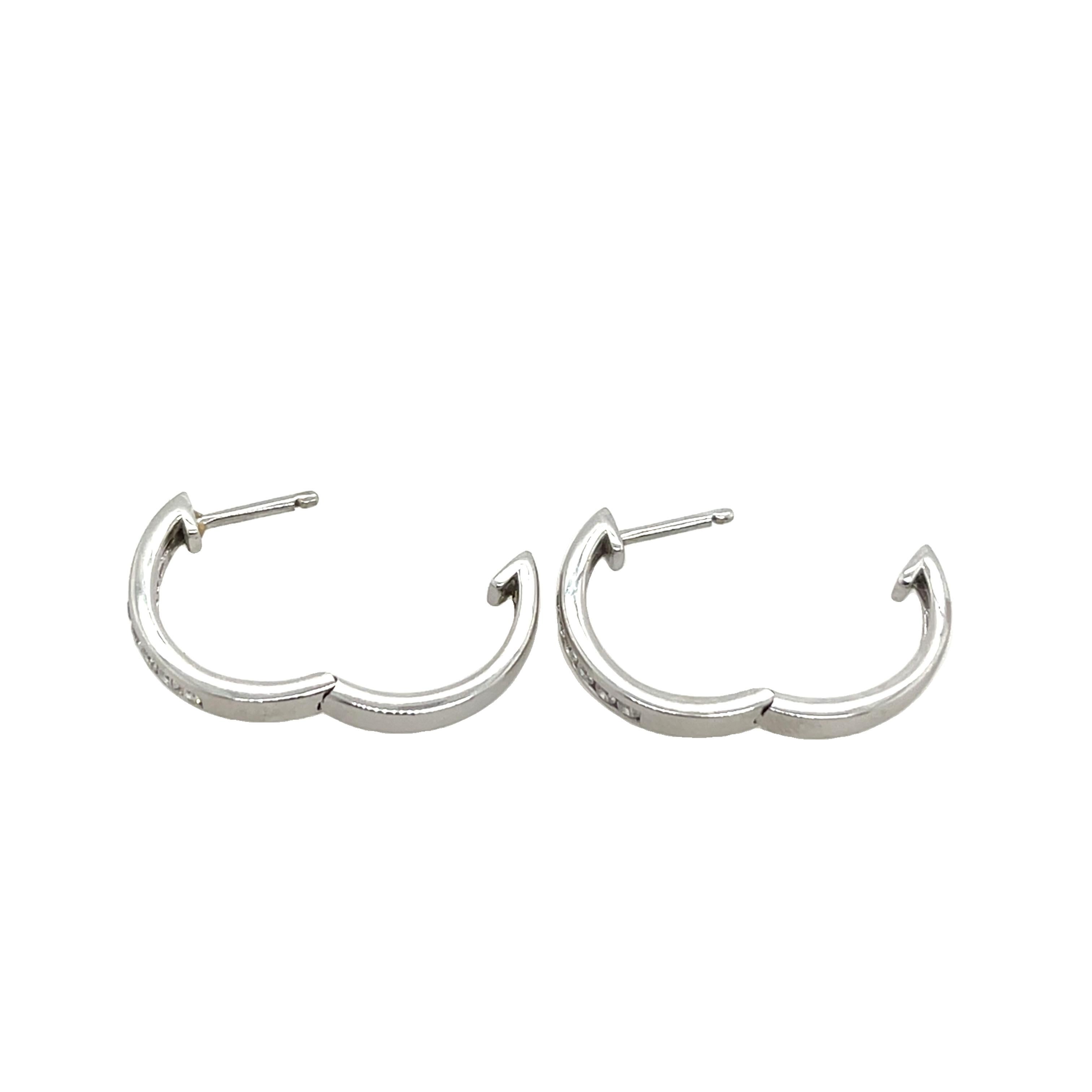 Elégantes et intemporelles, les boucles d'oreilles à charnière  en or blanc 9ct et sertie de diamants naturels de 0,25ct de taille ronde qui ajoutent une touche d'éclat et de sophistication. 
Parfait pour mélanger et assortir ou pour une déclaration
