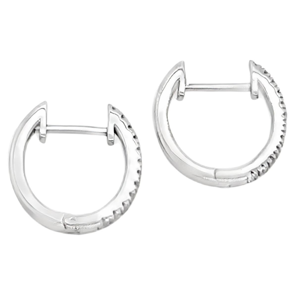  Die eleganten und zeitlosen Ohrringe mit Scharnier aus 9 Karat Weißgold sind mit natürlichen Diamanten im Rundschliff von 0,12 Karat besetzt, die einen Hauch von Glanz und Raffinesse verleihen. 
Perfekt zum Mischen und Kombinieren oder für ein