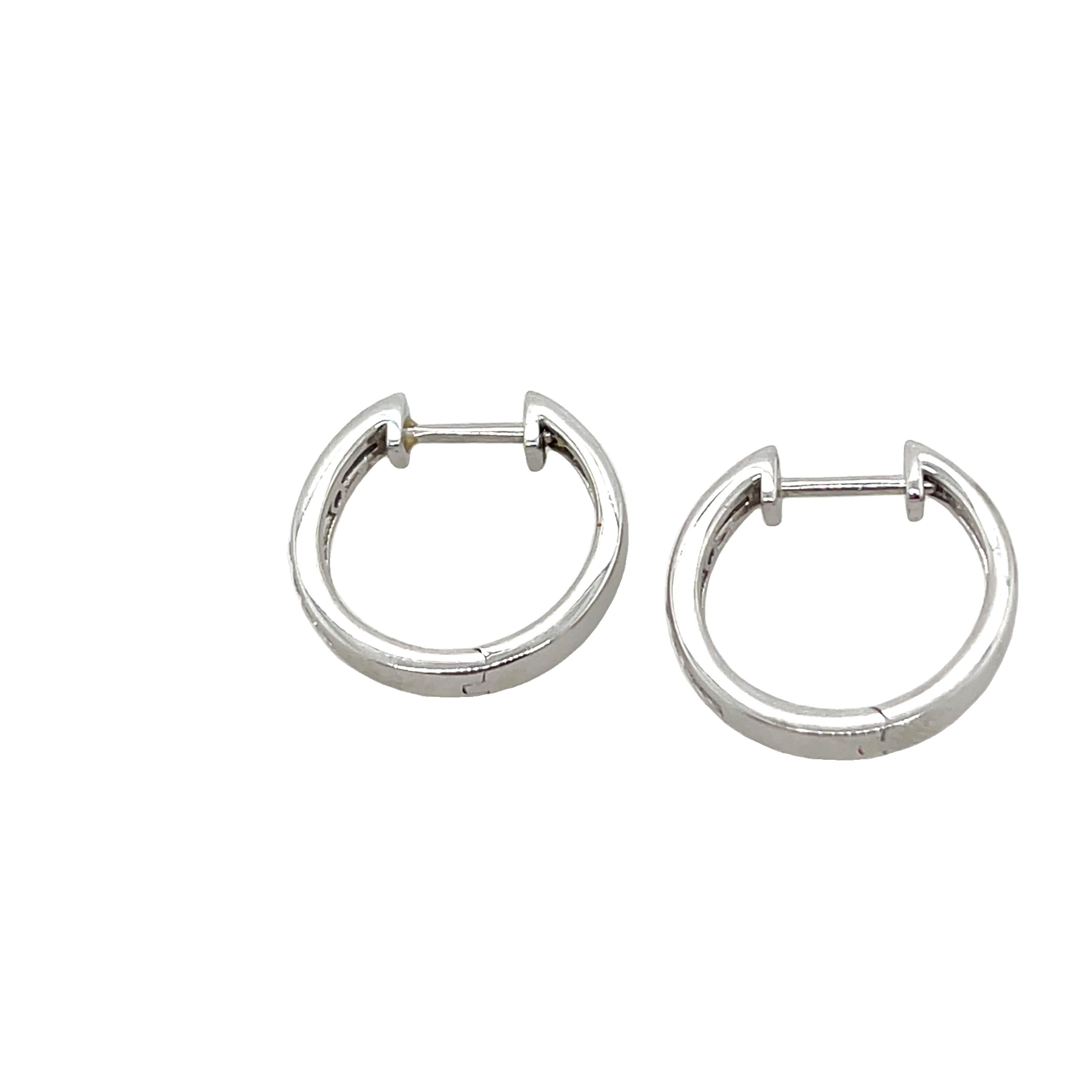 Taille ronde Boucles d'oreilles en or blanc 9ct avec diamants naturels à charnière en vente