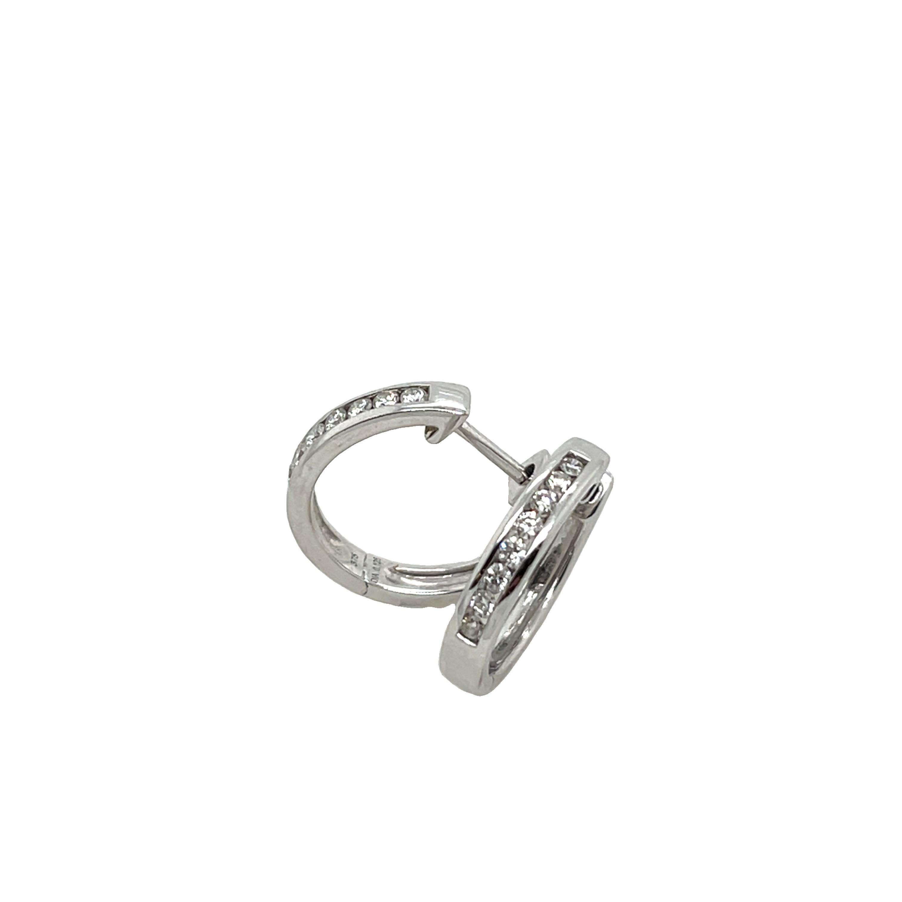 Boucles d'oreilles en or blanc 9ct avec diamants naturels à charnière Excellent état - En vente à London, GB