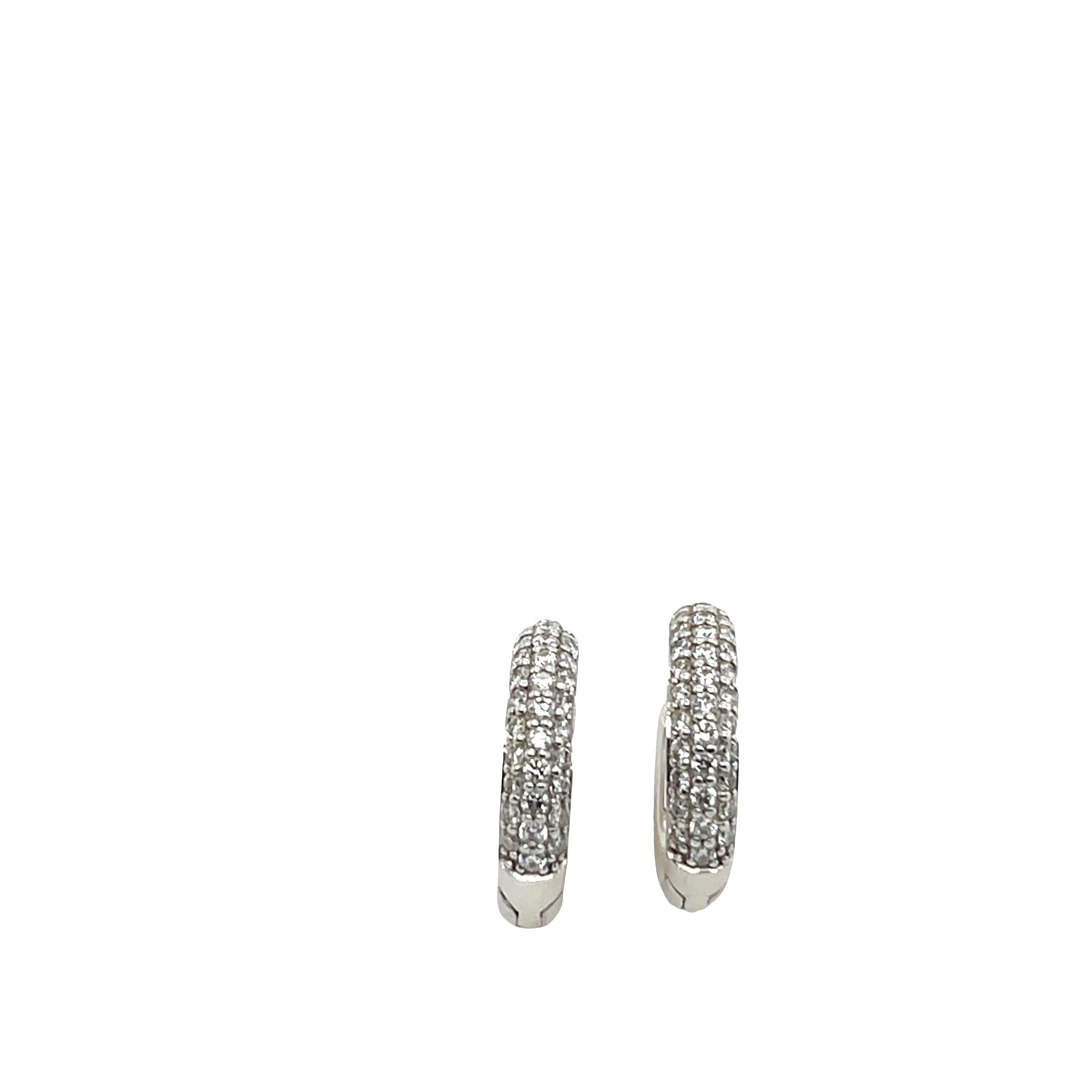 Cette paire de boucles d'oreilles à charnière est conçue pour être la boucle d'oreille parfaite de tous les jours. Whiting présente un total de 0,50 ct de diamants montés sur un anneau en or blanc 9 ct. 
Ils sont articulés, ce qui leur permet de se