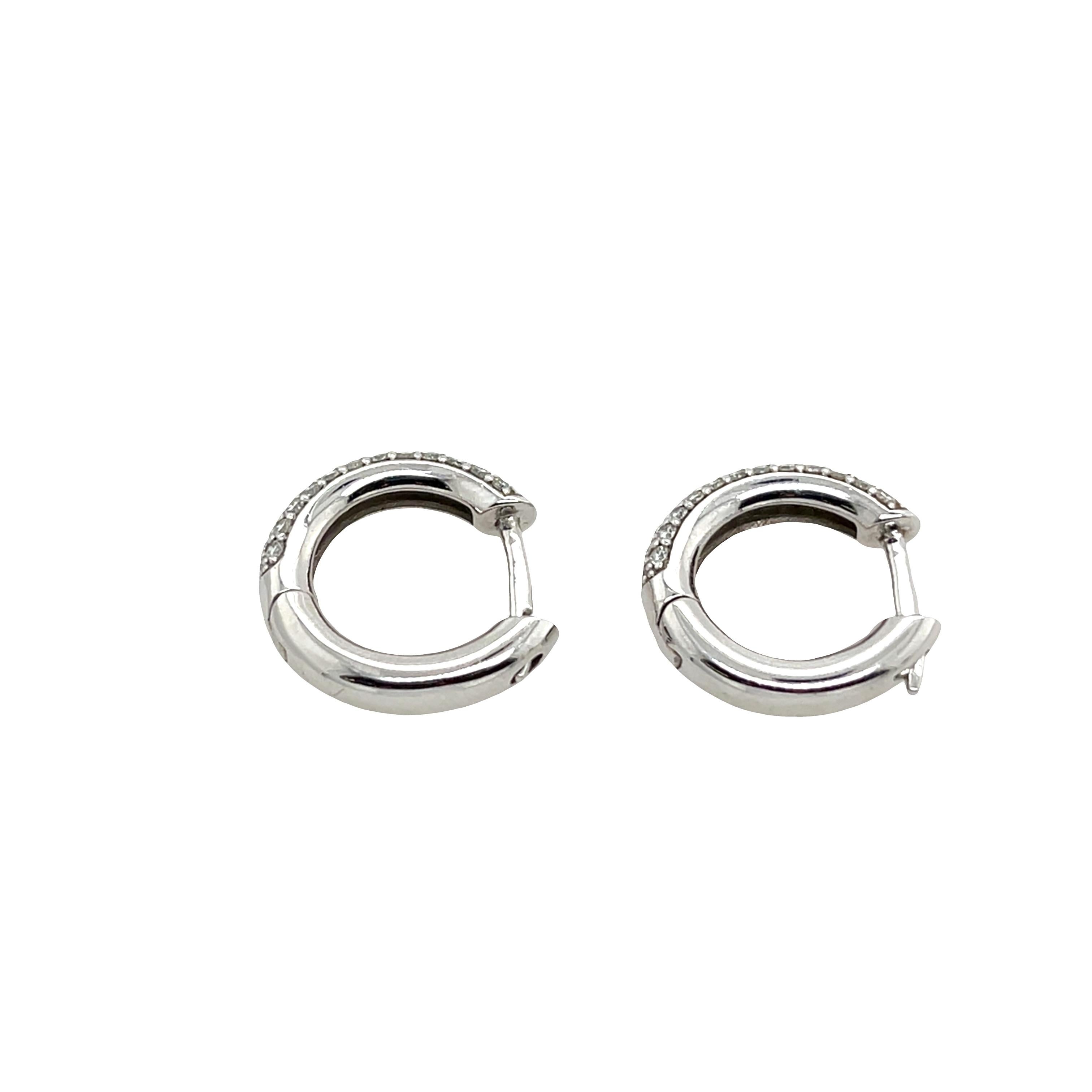 Taille ronde Boucles d'oreilles en or blanc 9ct, serties de 0.50ct de diamant naturel. en vente