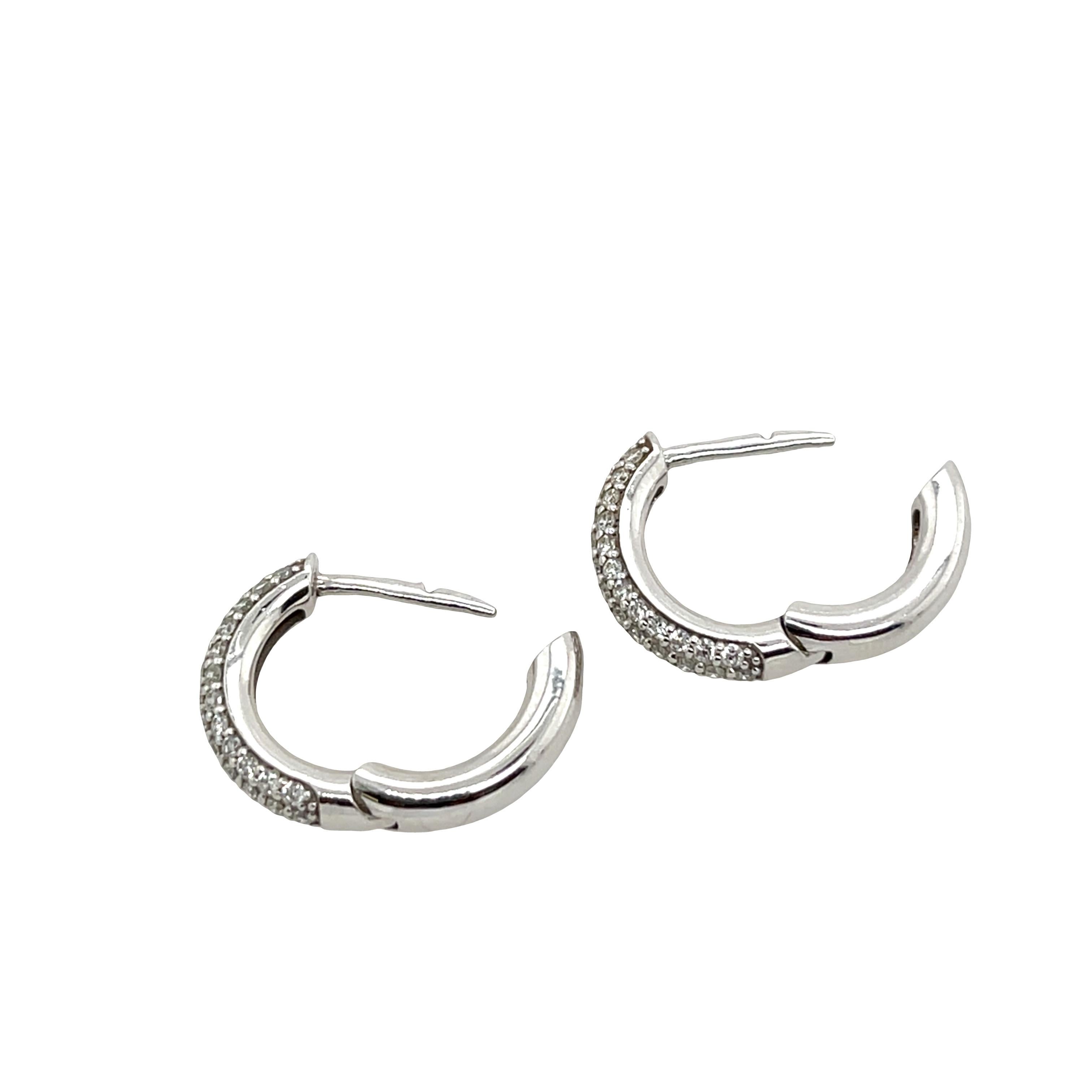 Boucles d'oreilles en or blanc 9ct, serties de 0.50ct de diamant naturel. Excellent état - En vente à London, GB