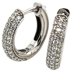 Boucles d'oreilles en or blanc 9ct, serties de 0.50ct de diamant naturel.