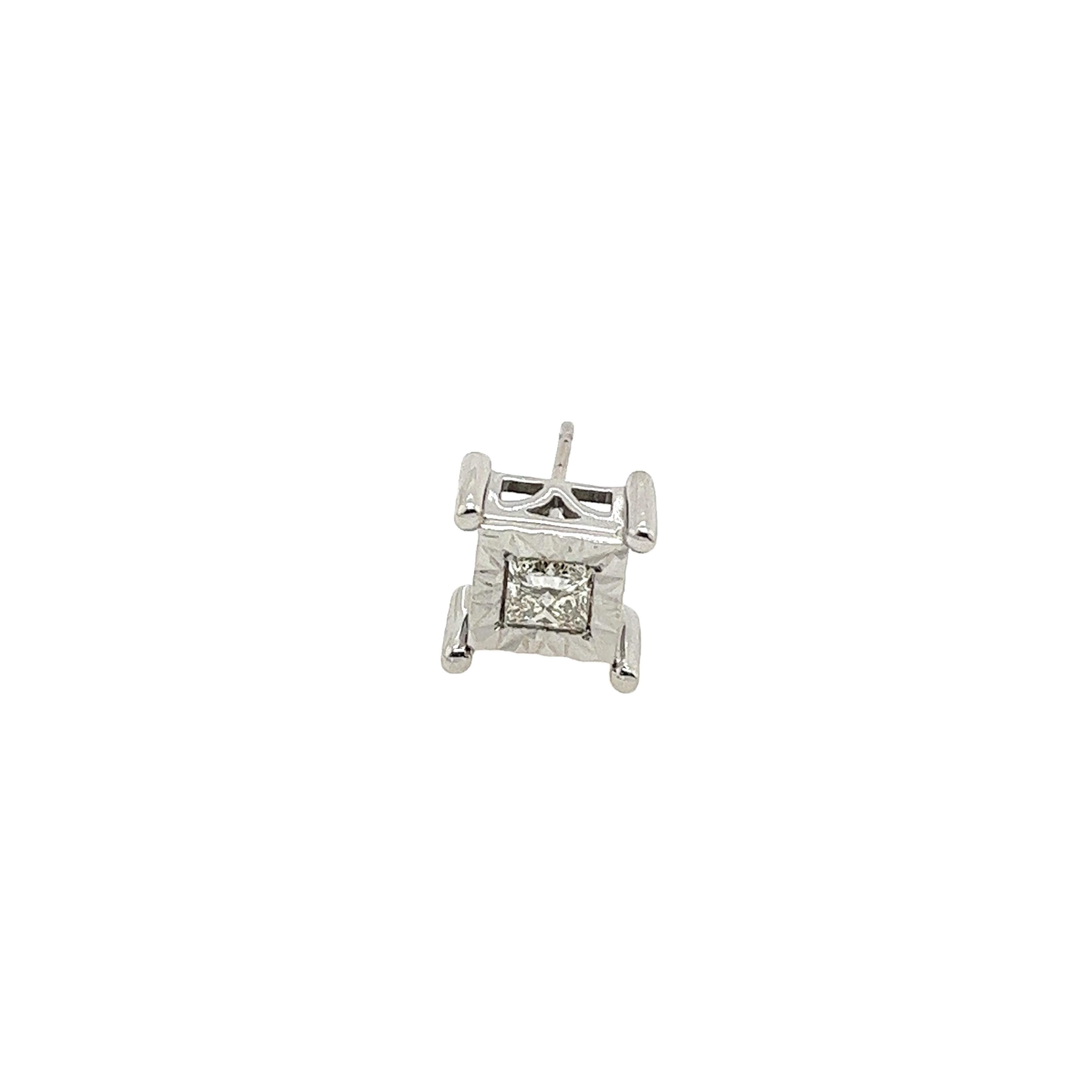 Orecchino singolo con diamante a forma di principessa in oro bianco 9 ct. In condizioni ottime in vendita a London, GB