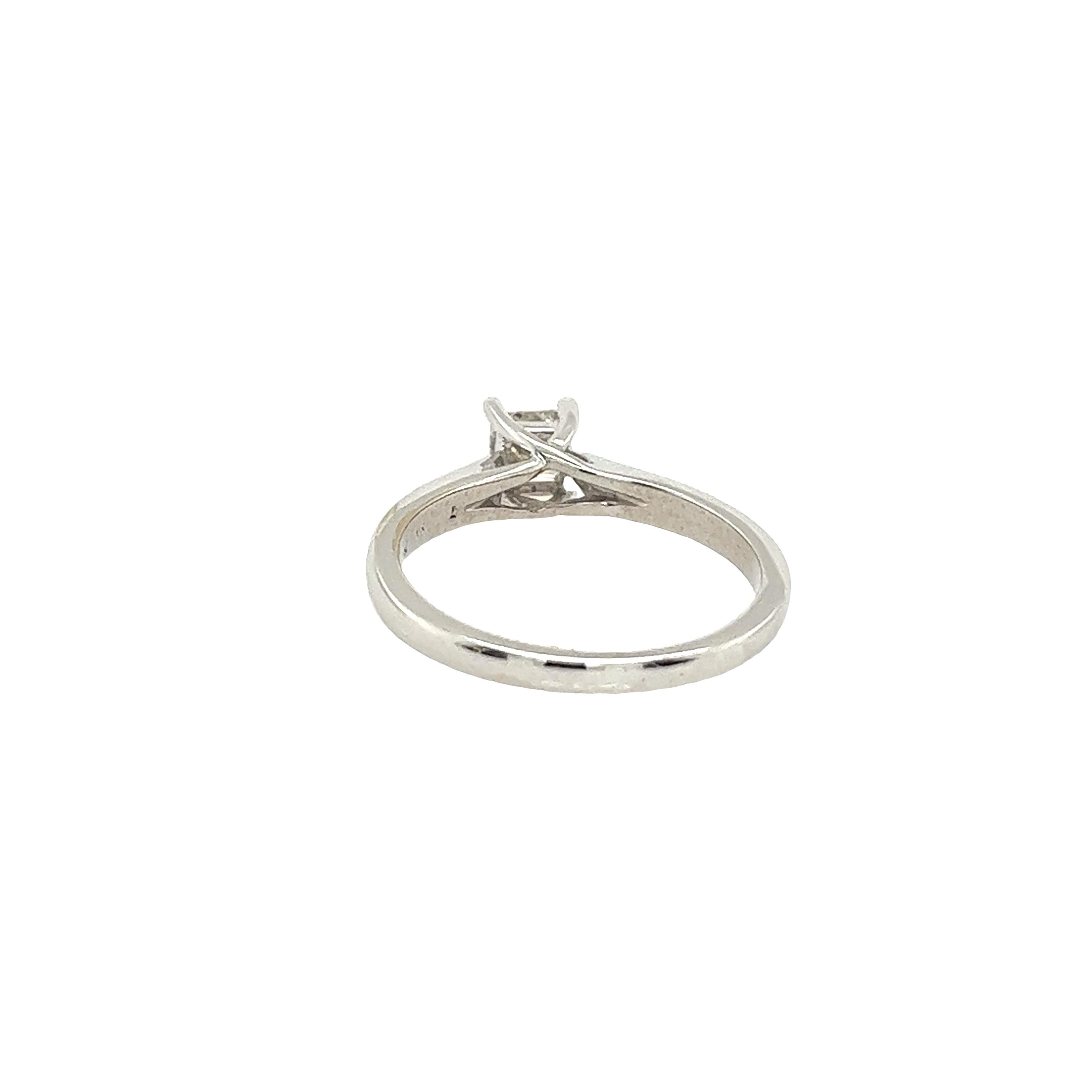 Une élégante bague en diamant pour vos fiançailles, 
serti de 0.40ct de couleur L et de clarté SI3 
Diamant naturel de taille princesse dans une monture en or blanc 9ct.
Un choix magnifique et élégant pour une bague de fiançailles ou une occasion