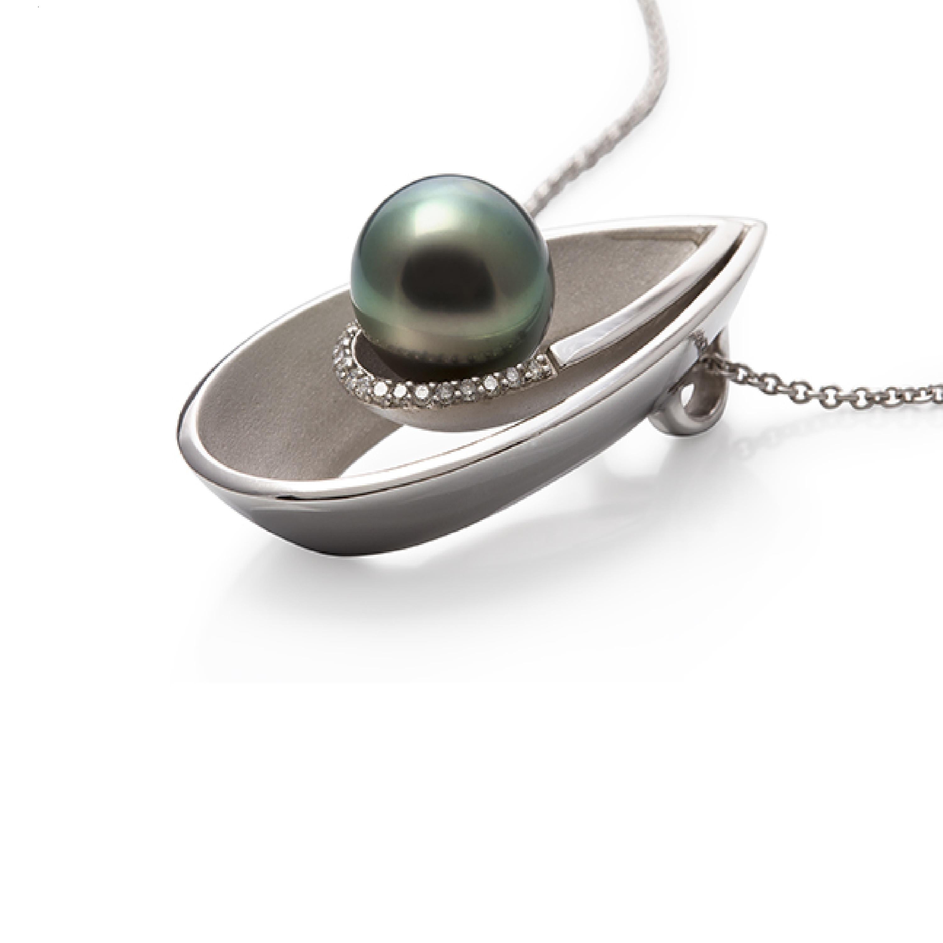 Bold 2 tier pendant of 9ct white gold with matt textured finish and
with a centre 9-10mm (0.39inch) light Tahitian peacock colour pearl of beautiful lustre....

Perfect combination of the green of the pearl and the white of the gold....

This bold